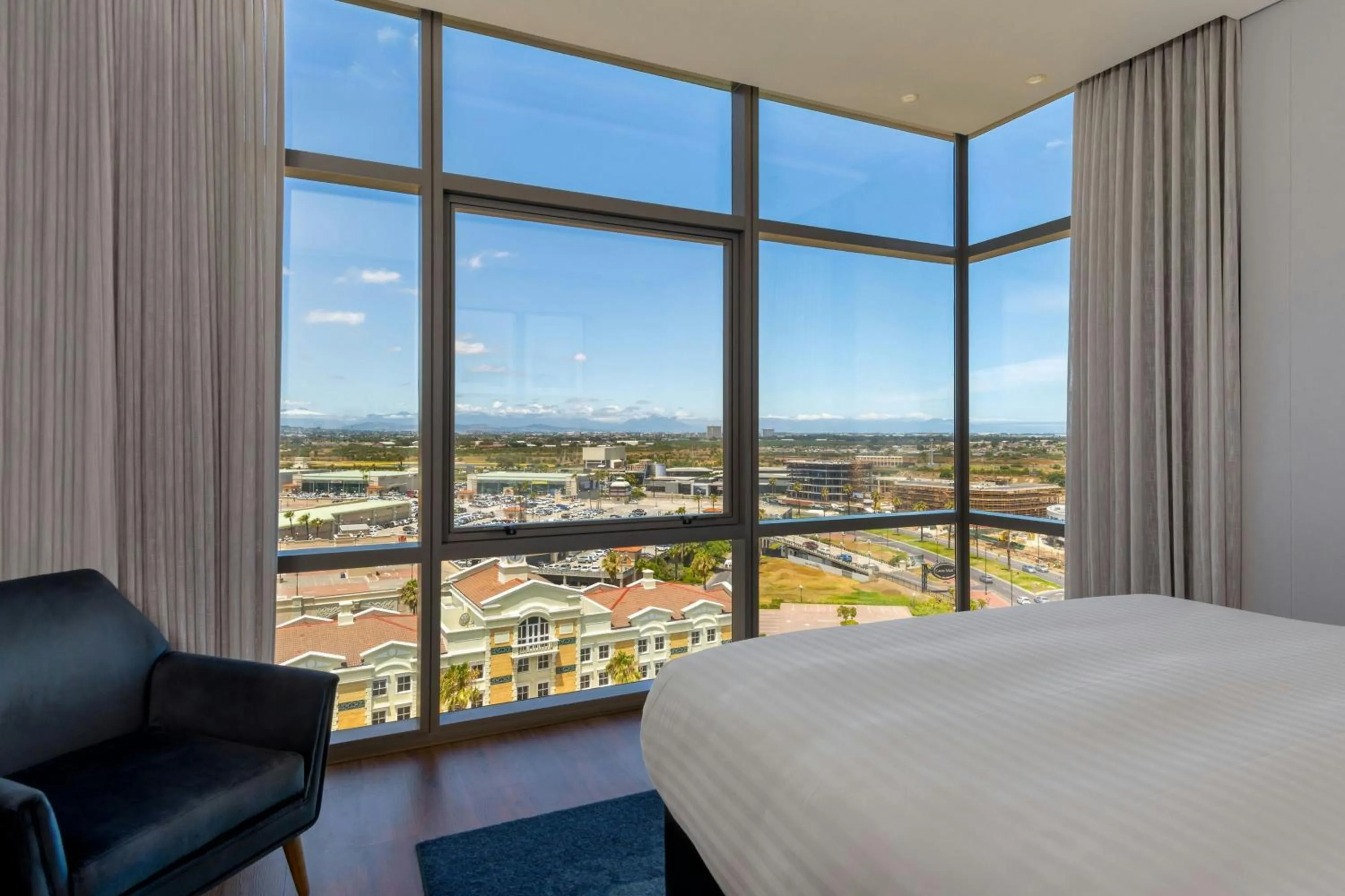 Photo of the whole room, Bed in Cape Town Marriott Hotel Crystal Towers