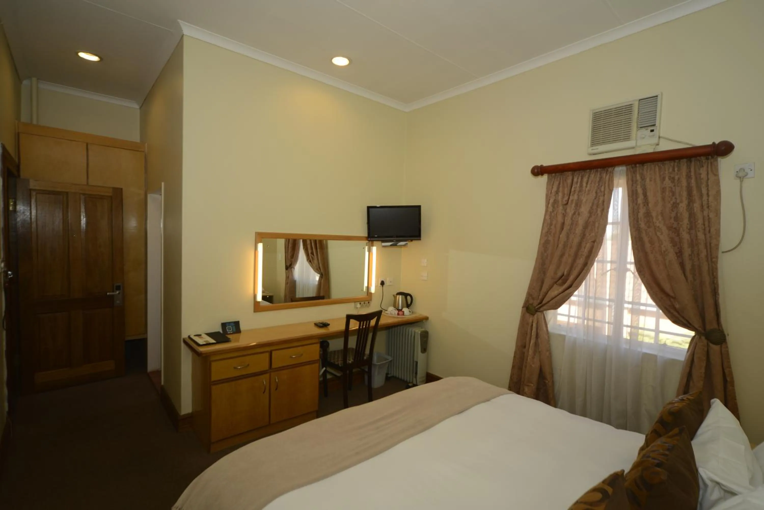 Bedroom, Bed in The Elegant Lodge Menlo Park