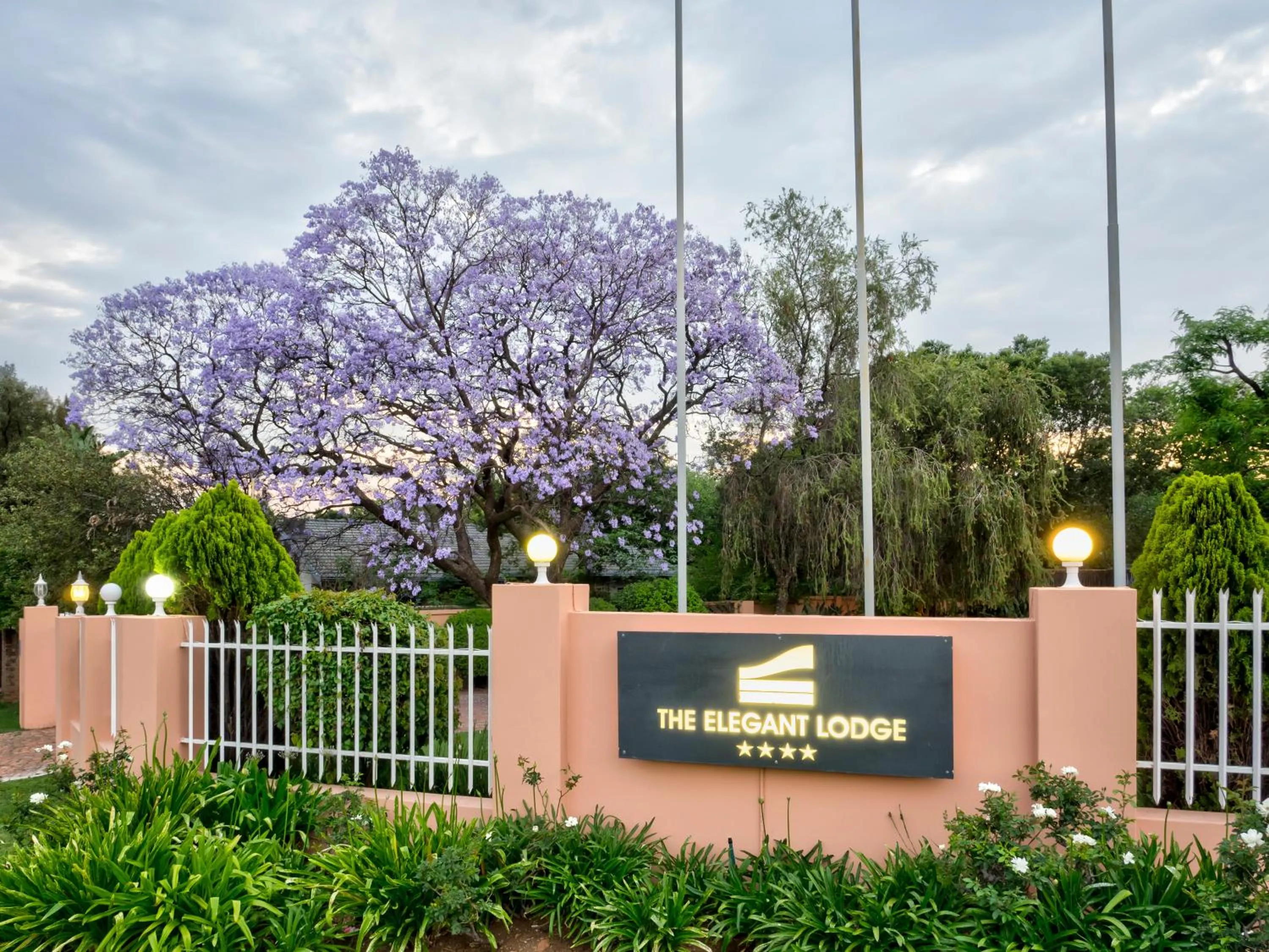 Garden in The Elegant Lodge Menlo Park