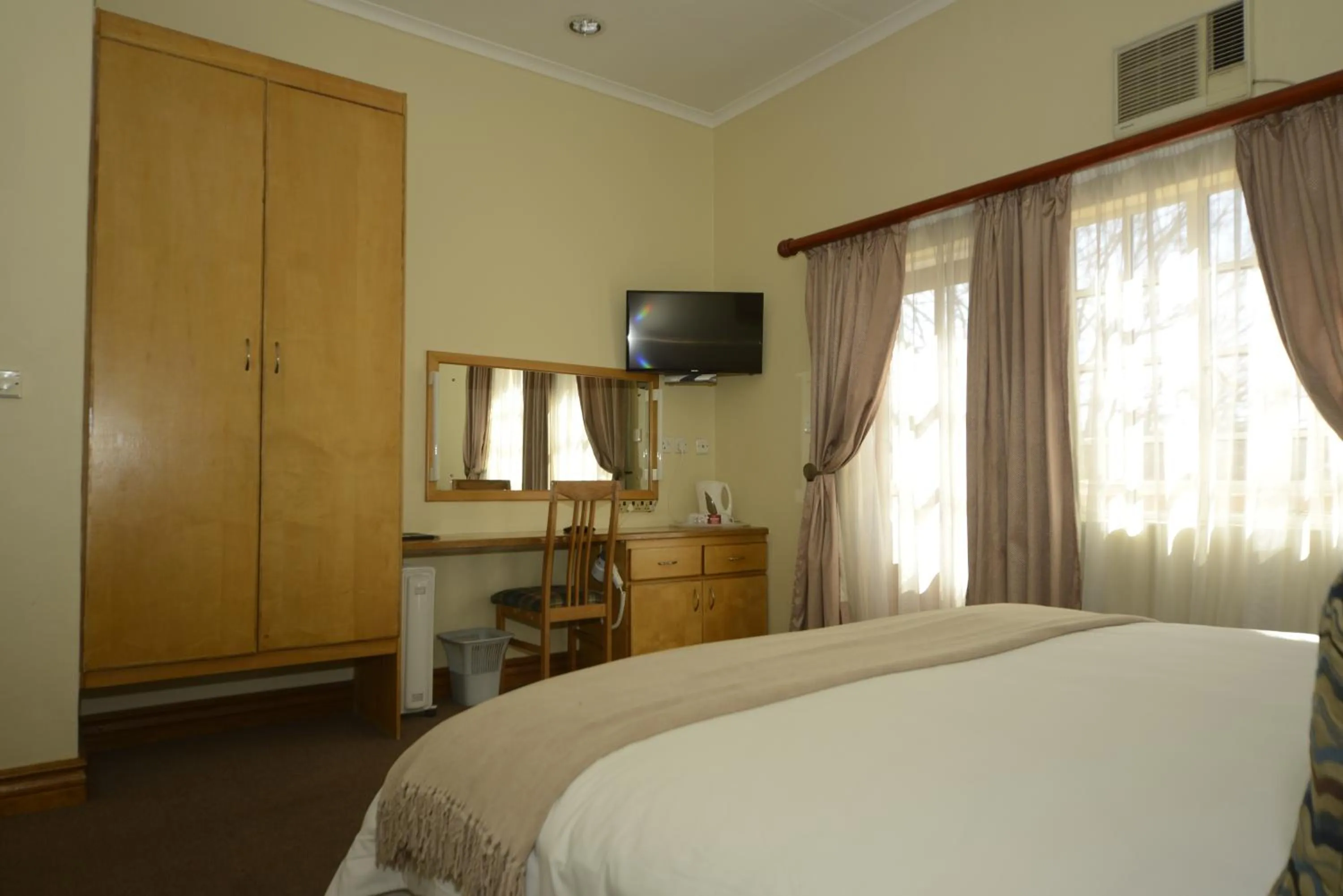 Bedroom, Bed in The Elegant Lodge Menlo Park