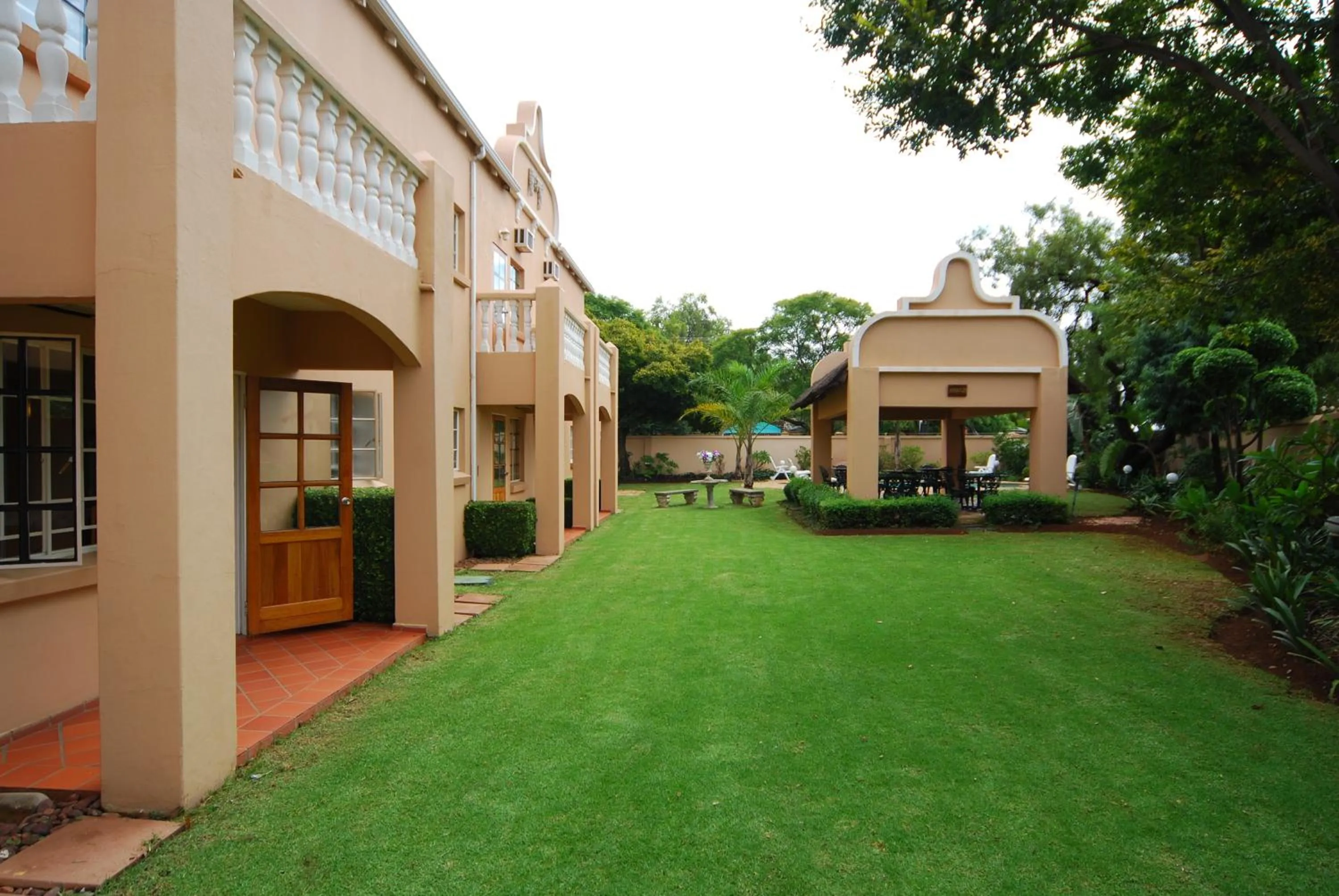 Garden in The Elegant Lodge Menlo Park