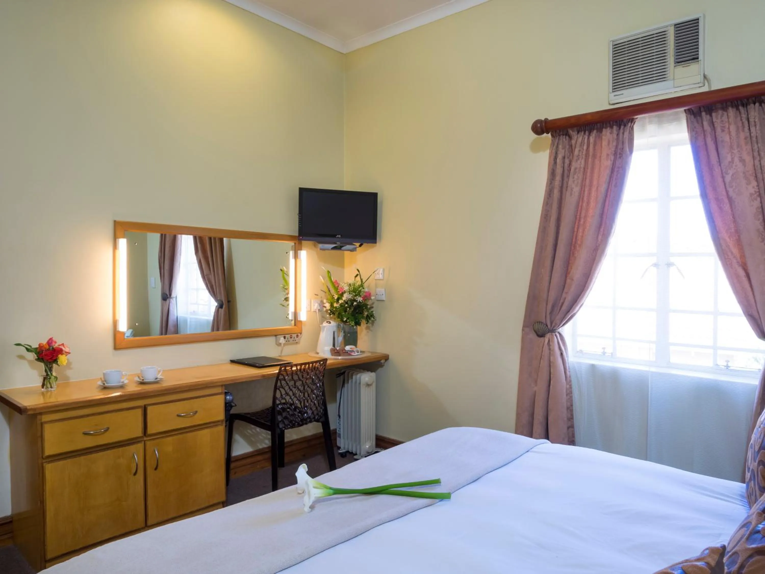 Bedroom, Bed in The Elegant Lodge Menlo Park