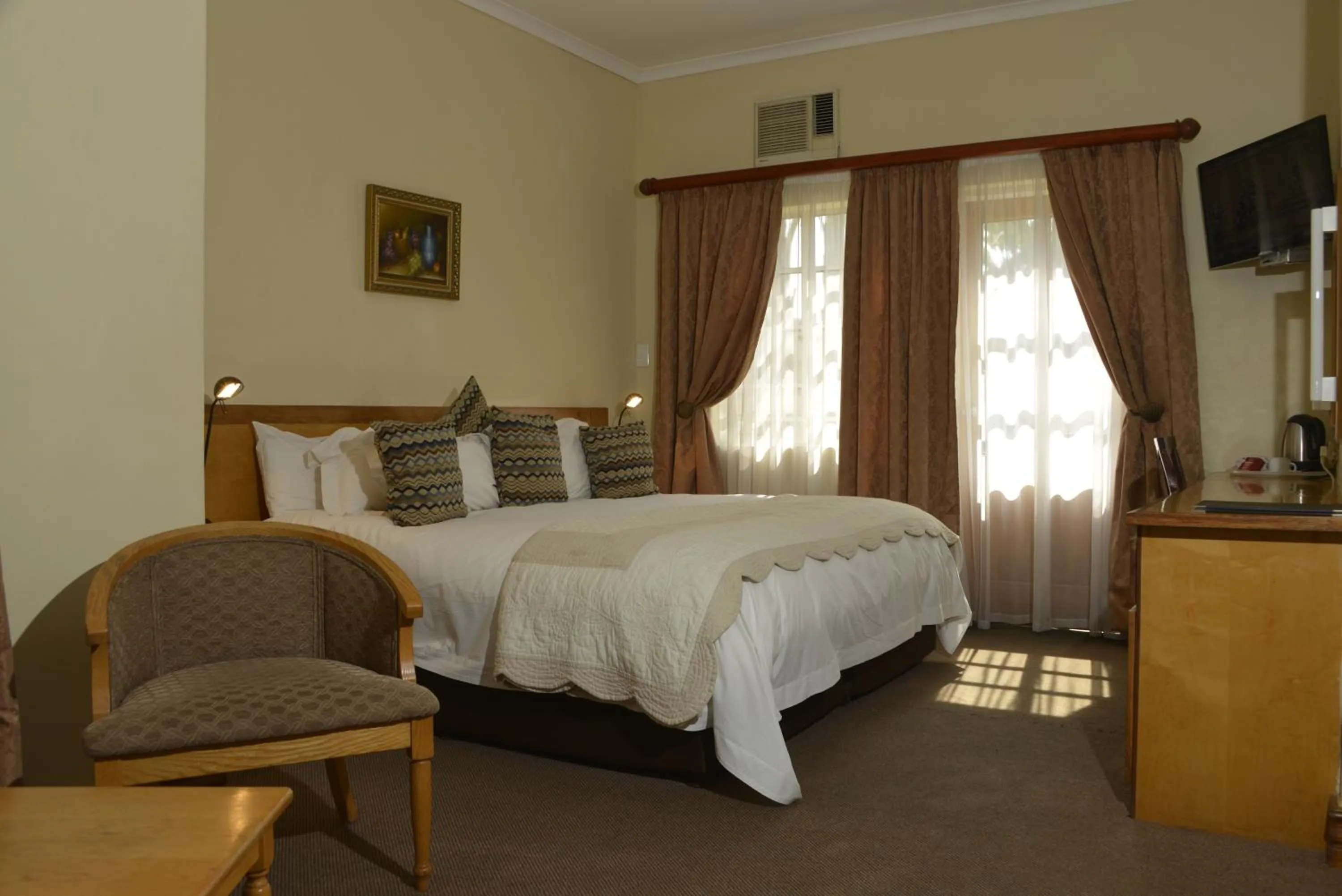 Bedroom, Bed in The Elegant Lodge Menlo Park