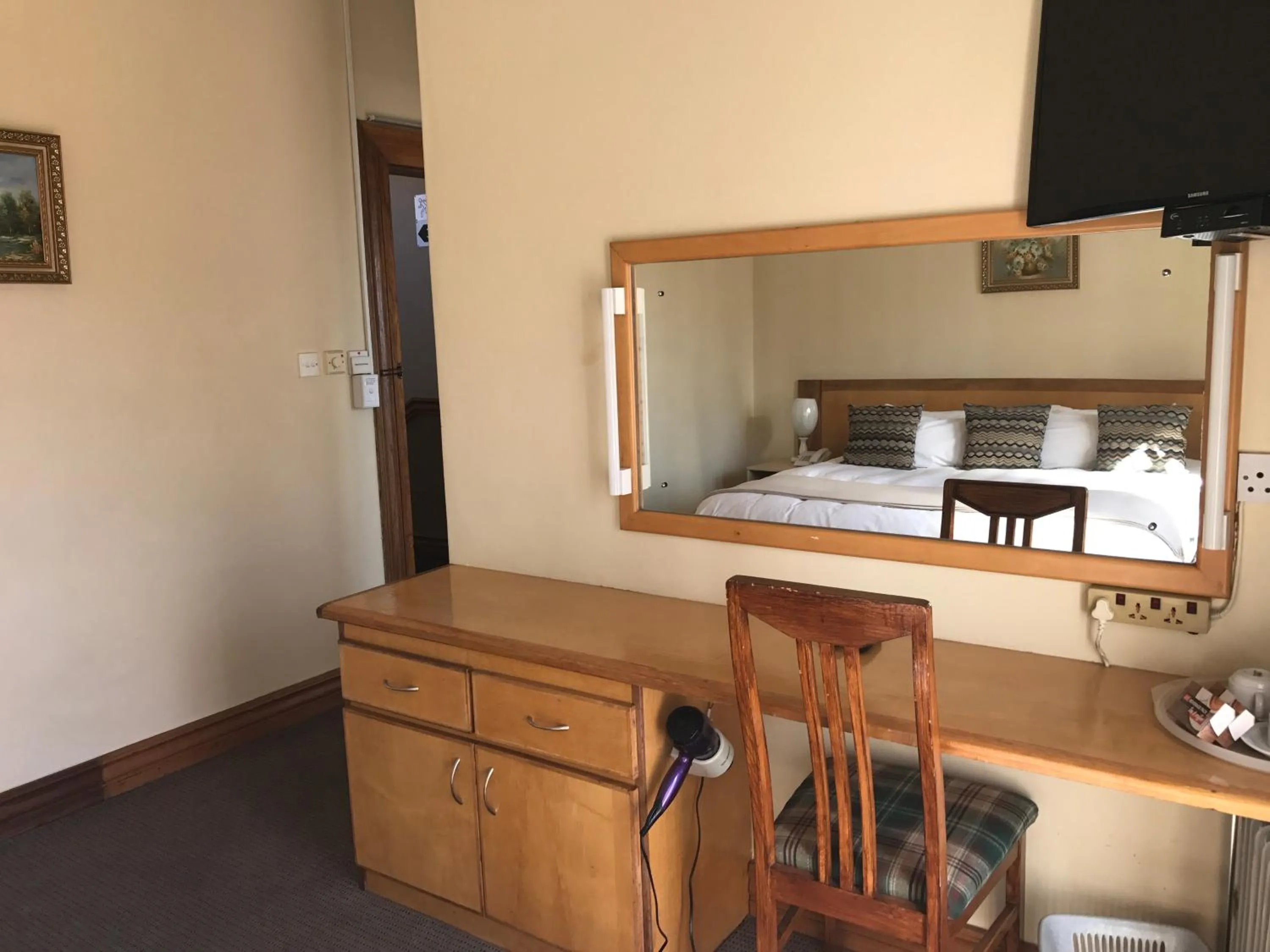 Bedroom, Bed in The Elegant Lodge Menlo Park