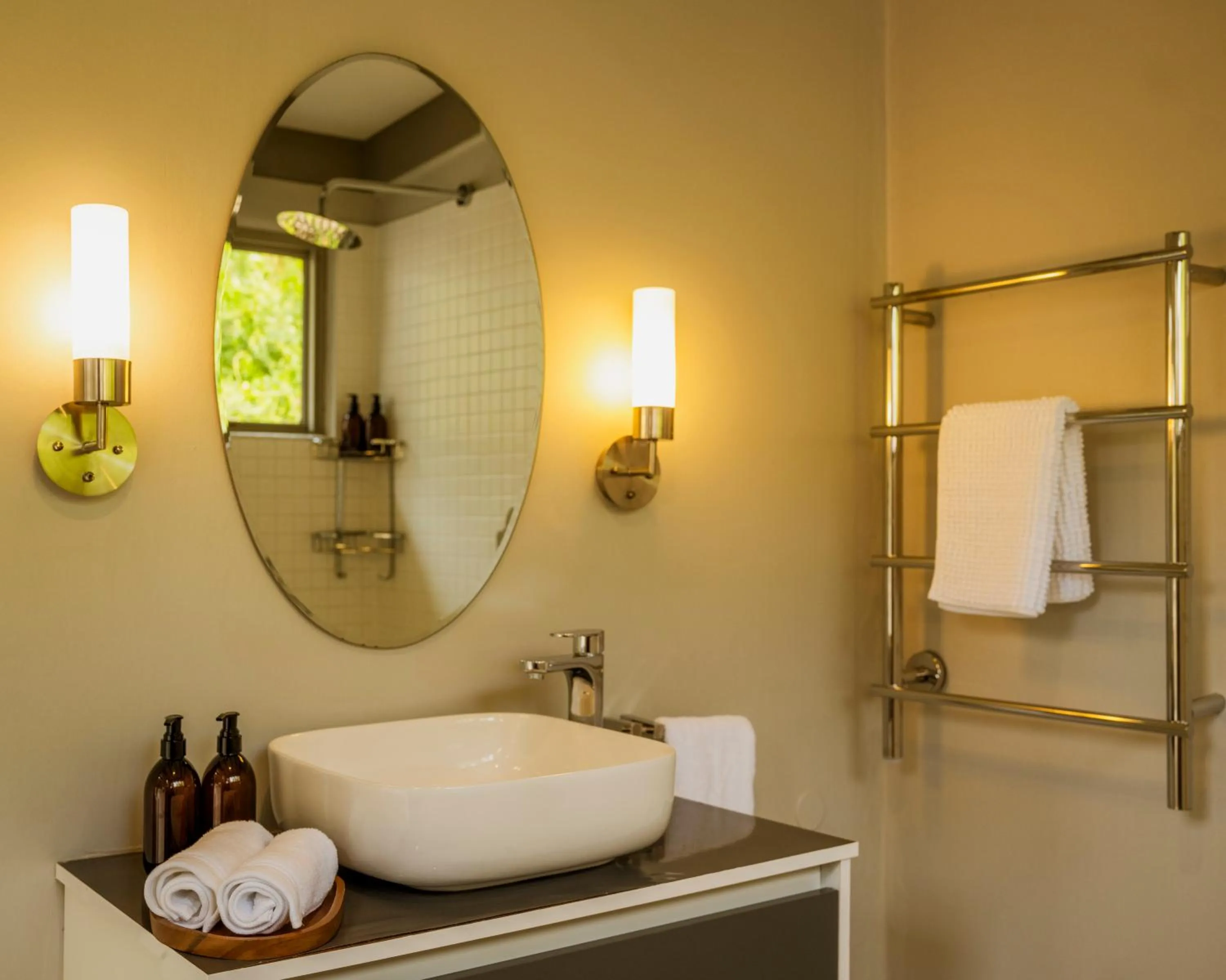 Shower in Moontide Riverside Lodge