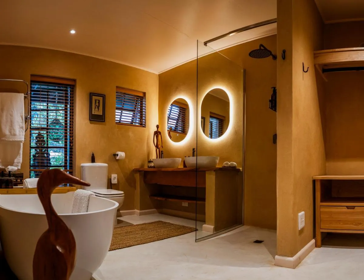 Shower, Bed in Moontide Riverside Lodge