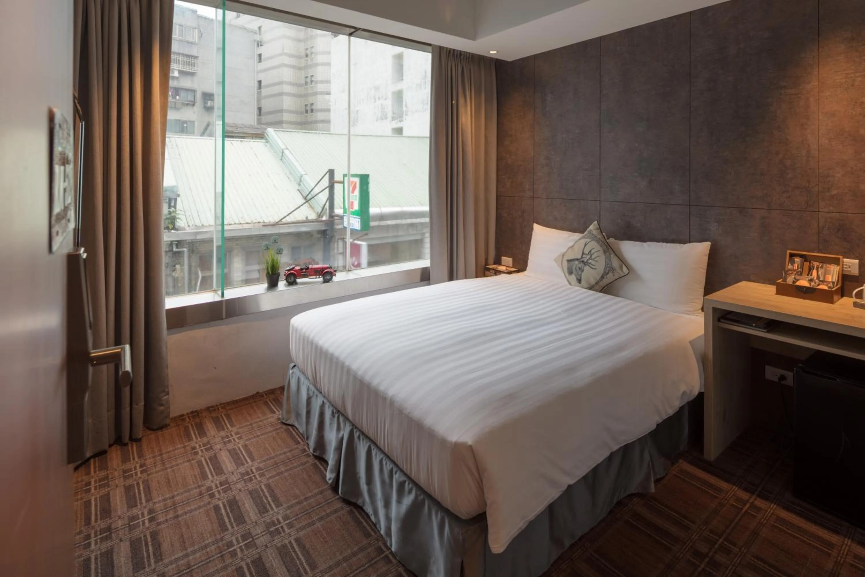 Photo of the whole room, Bed in Roaders Hotel Zhonghua