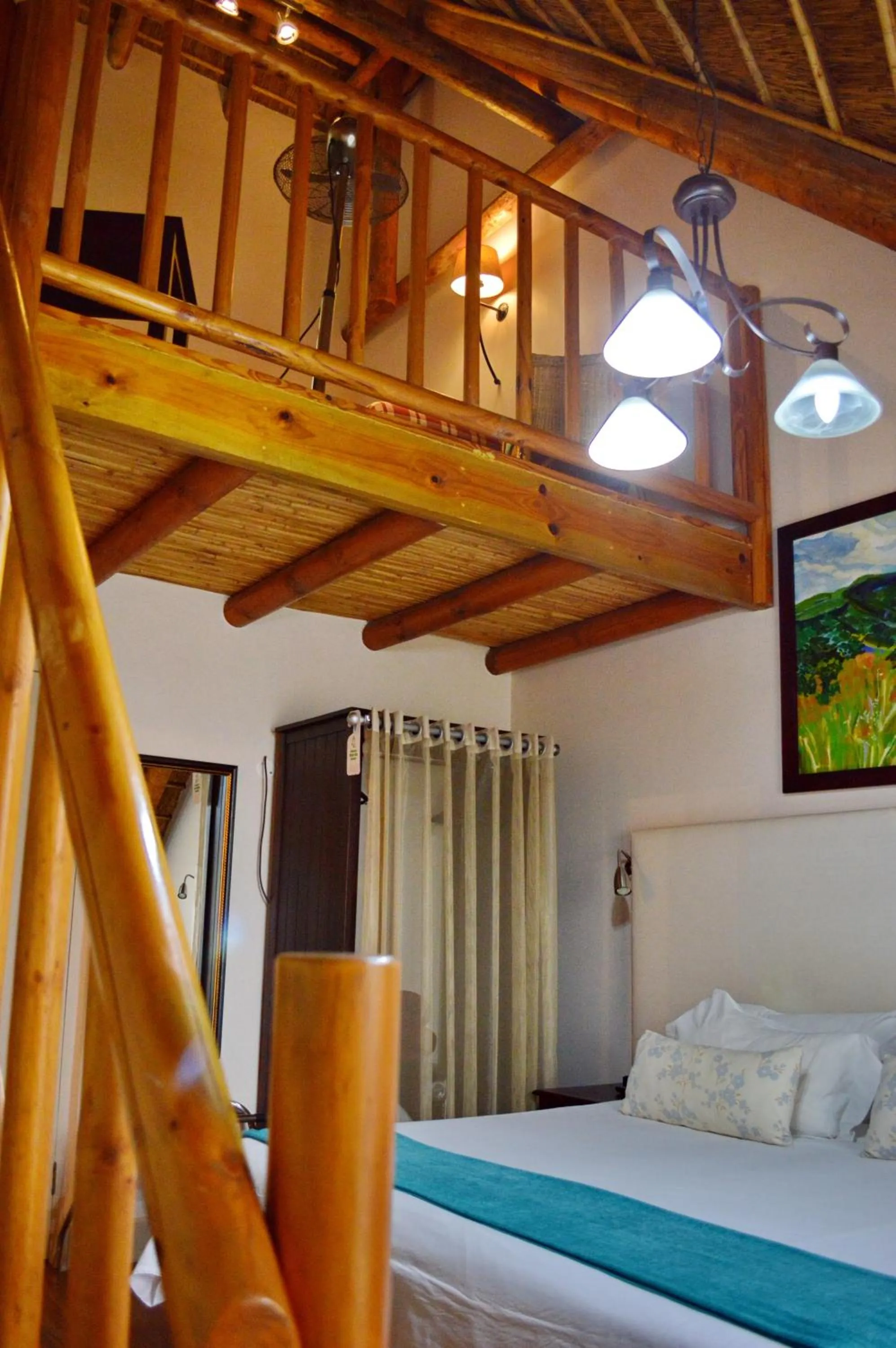 Bed in Oakhurst Hotel