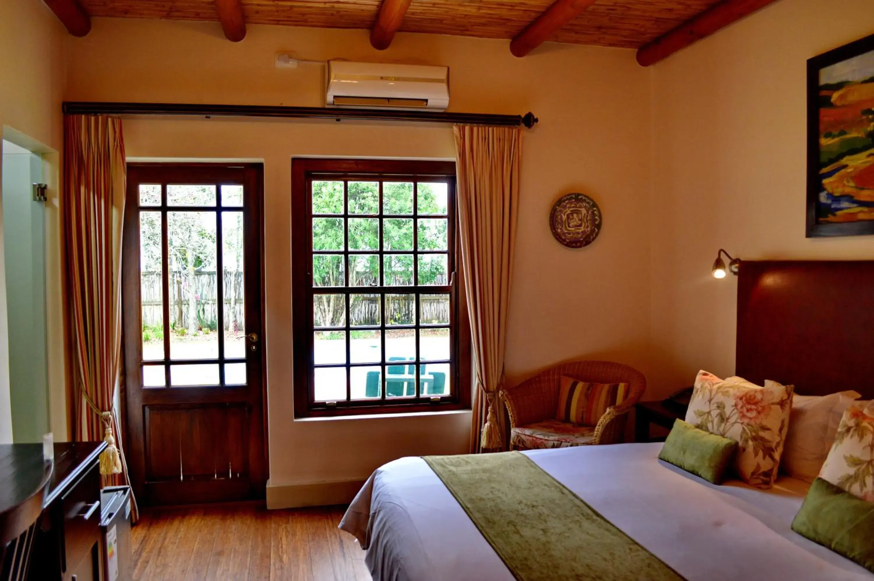 Deluxe Double or Twin Room - single occupancy in Oakhurst Hotel Deluxe Double or Twin Room - single occupancy in Oakhurst Hotel