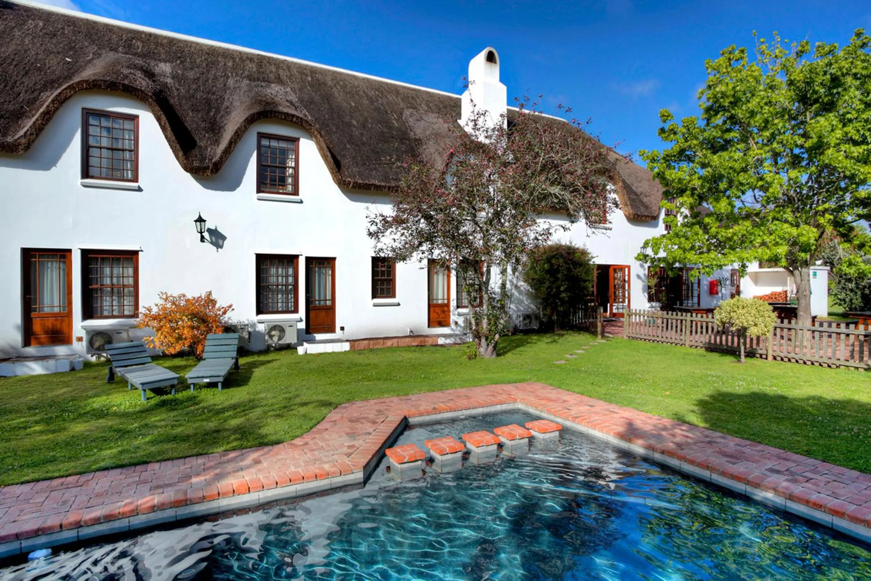 Patio in Oakhurst Hotel