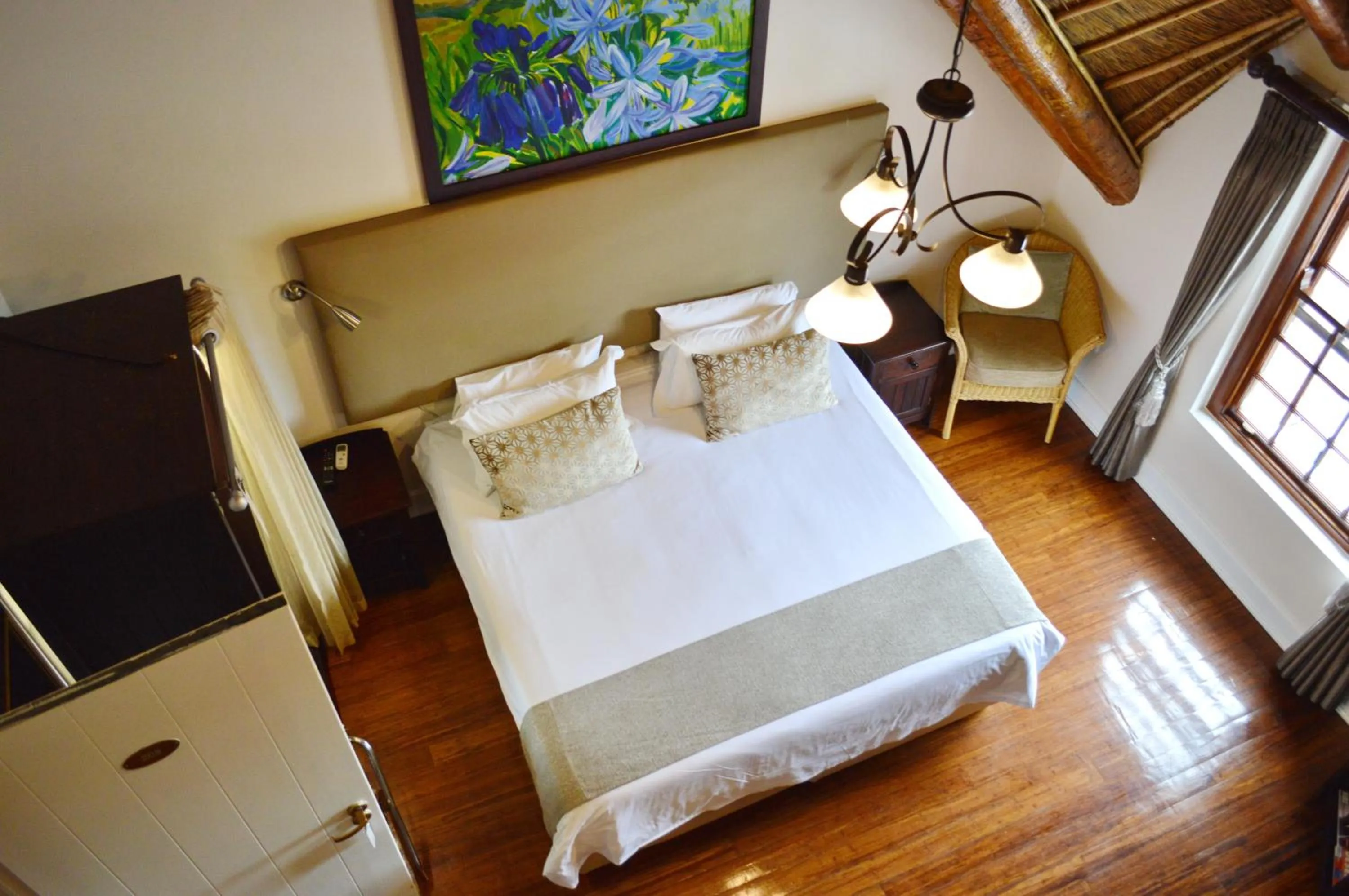 Bed in Oakhurst Hotel