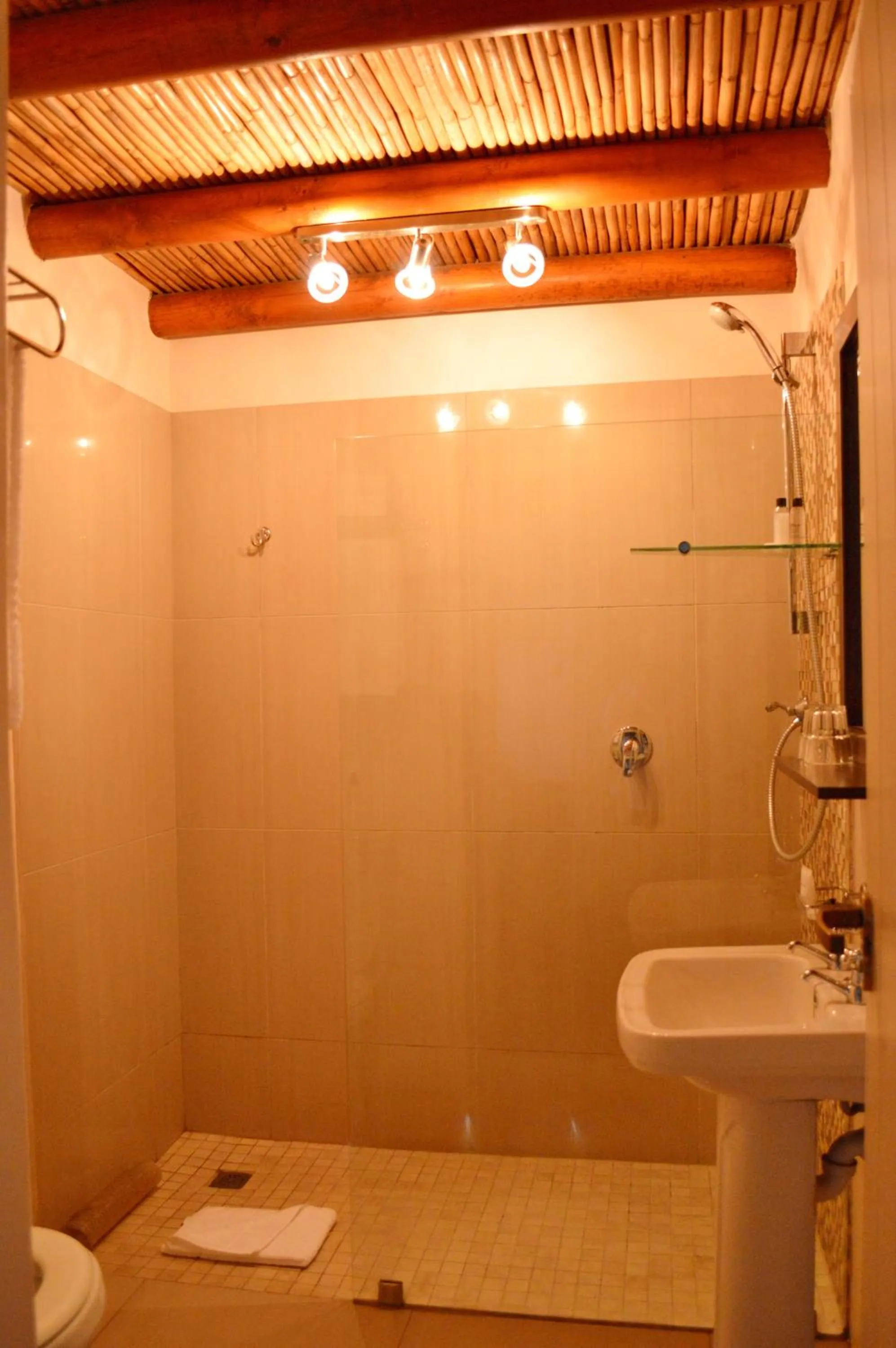 Bathroom in Oakhurst Hotel