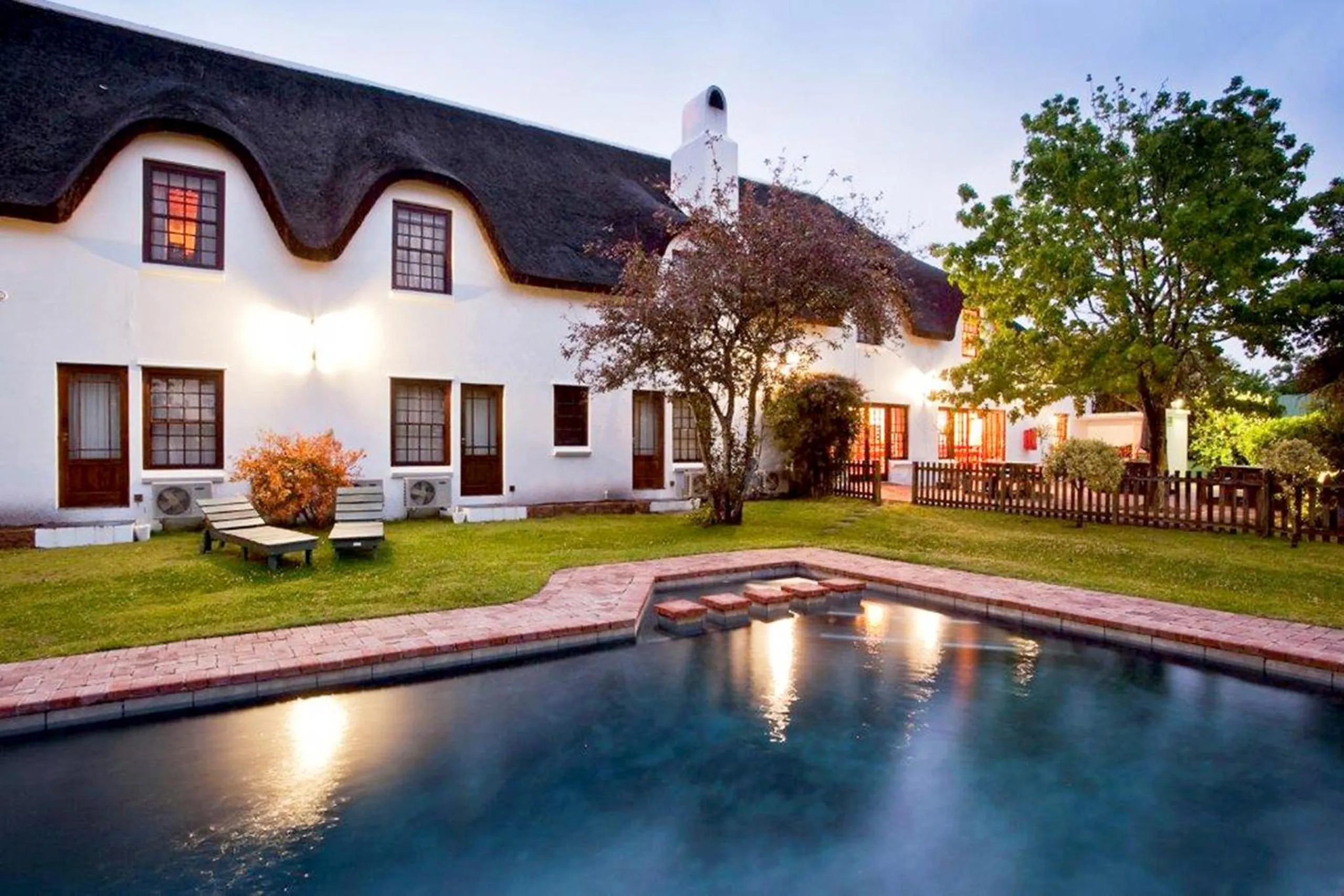 Patio in Oakhurst Hotel