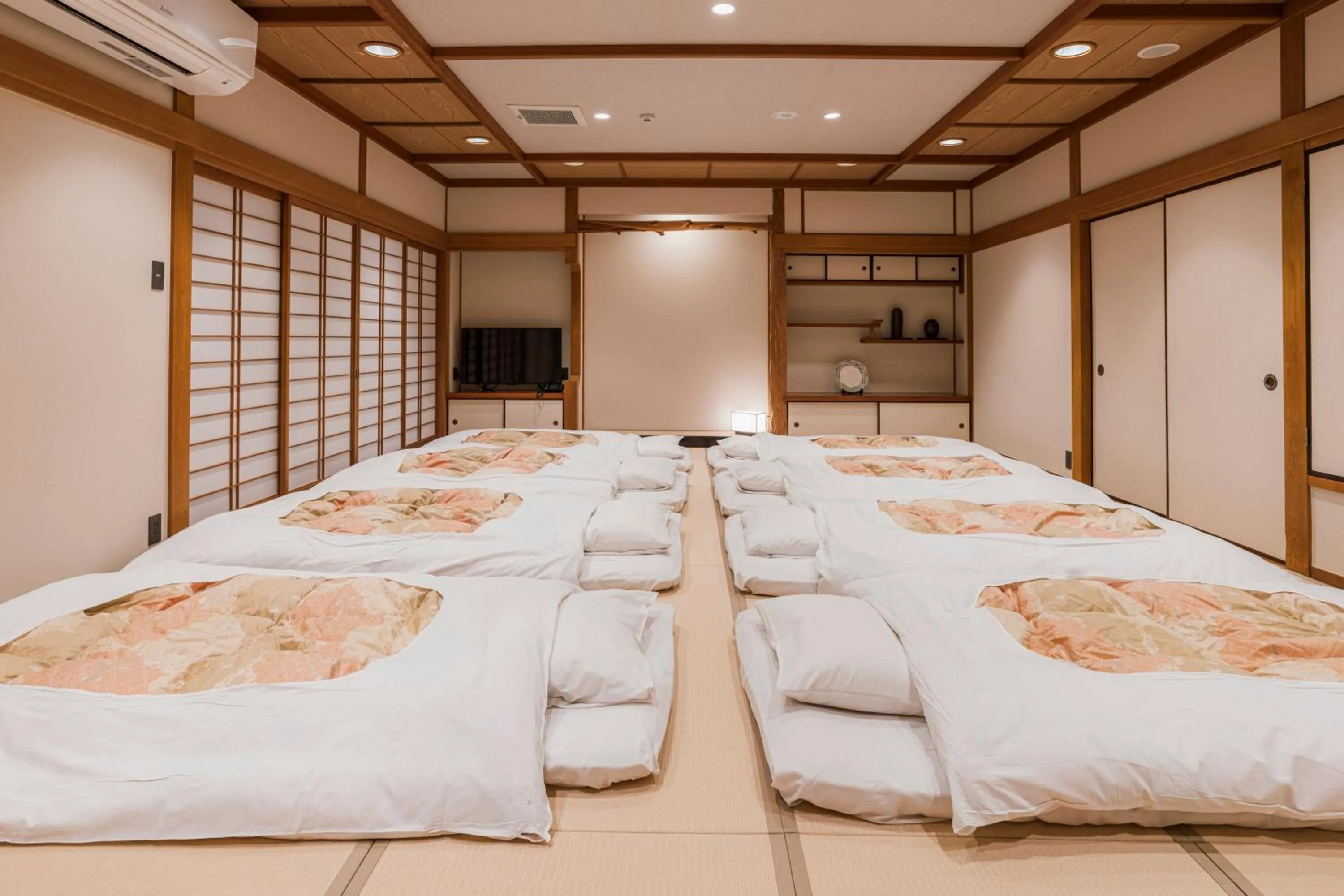 Photo of the whole room, Bed in Shinzan Kinosaki