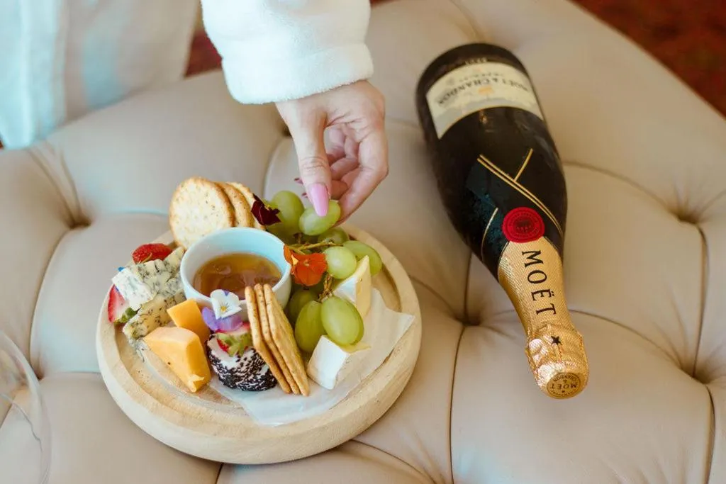 Restaurant/places to eat in Pepperclub Hotel