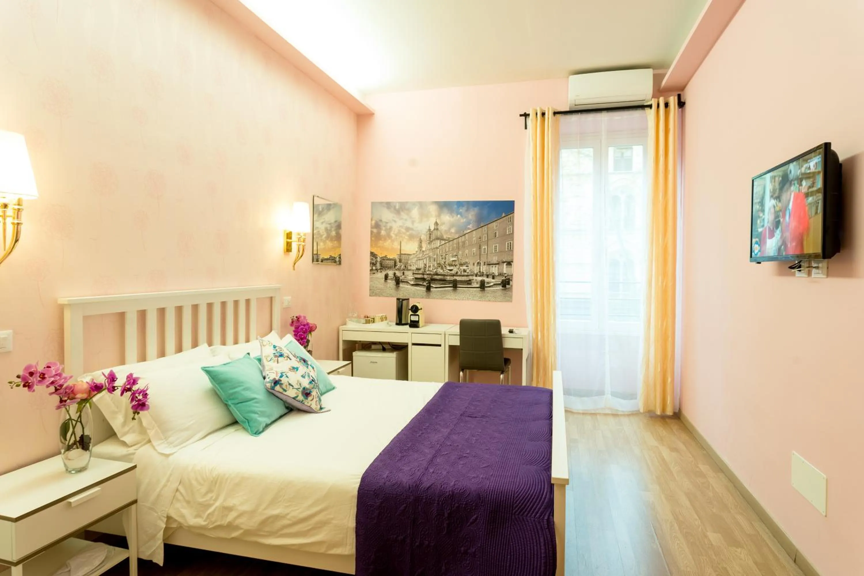 TV and multimedia in BQ House Milizie Luxury Rooms