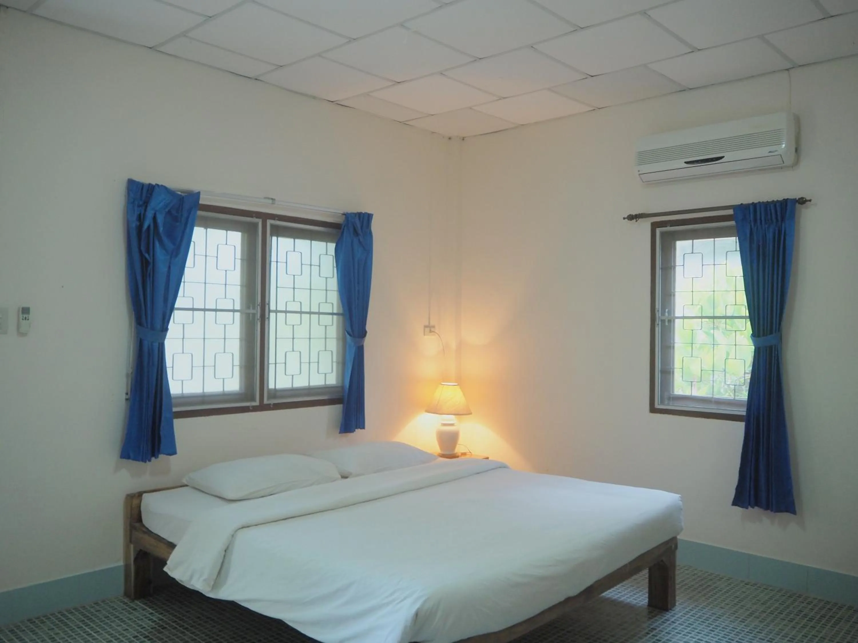 Photo of the whole room, Bed in Coconut Bungalow