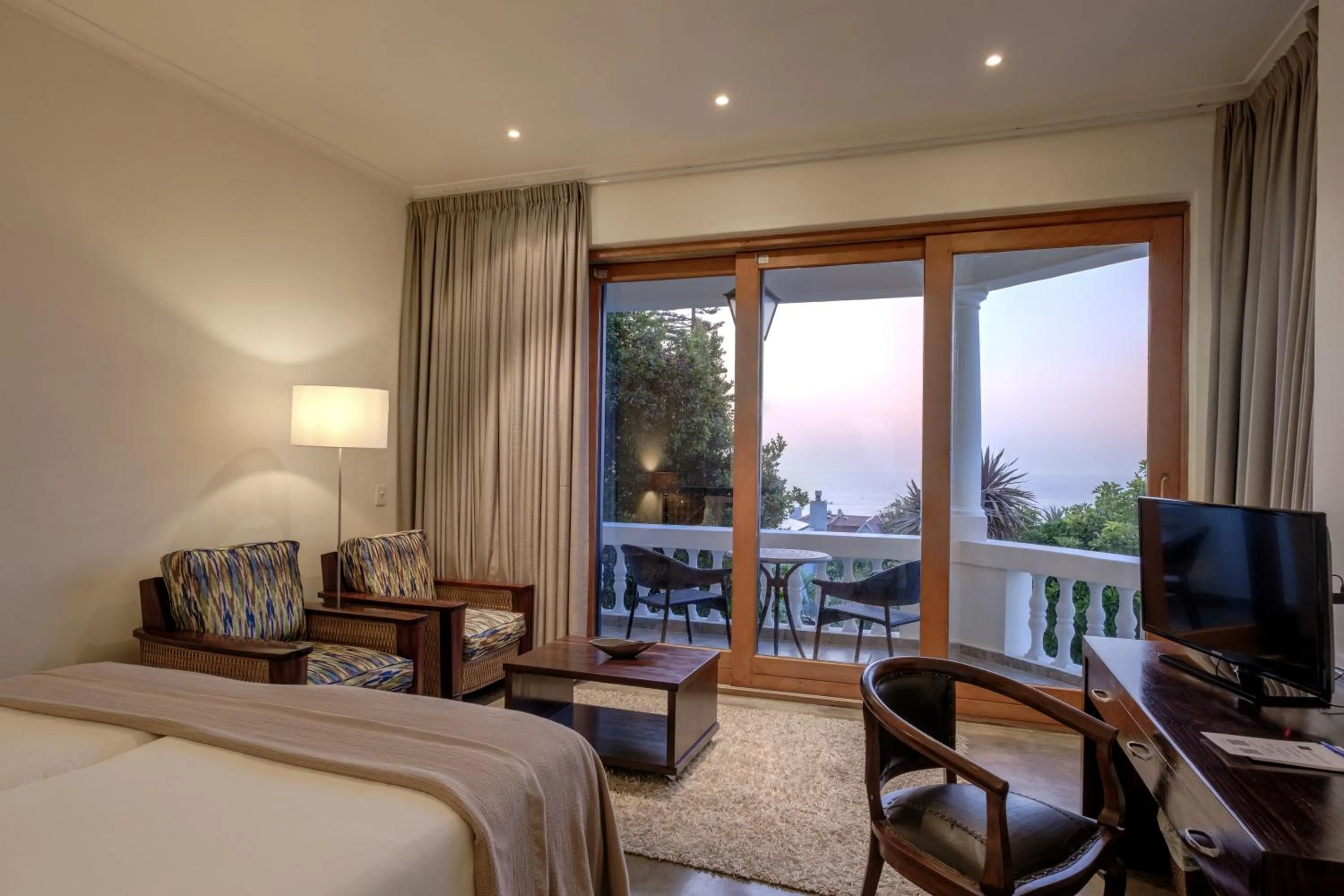 Balcony/Terrace, Bed in The Walden Suites