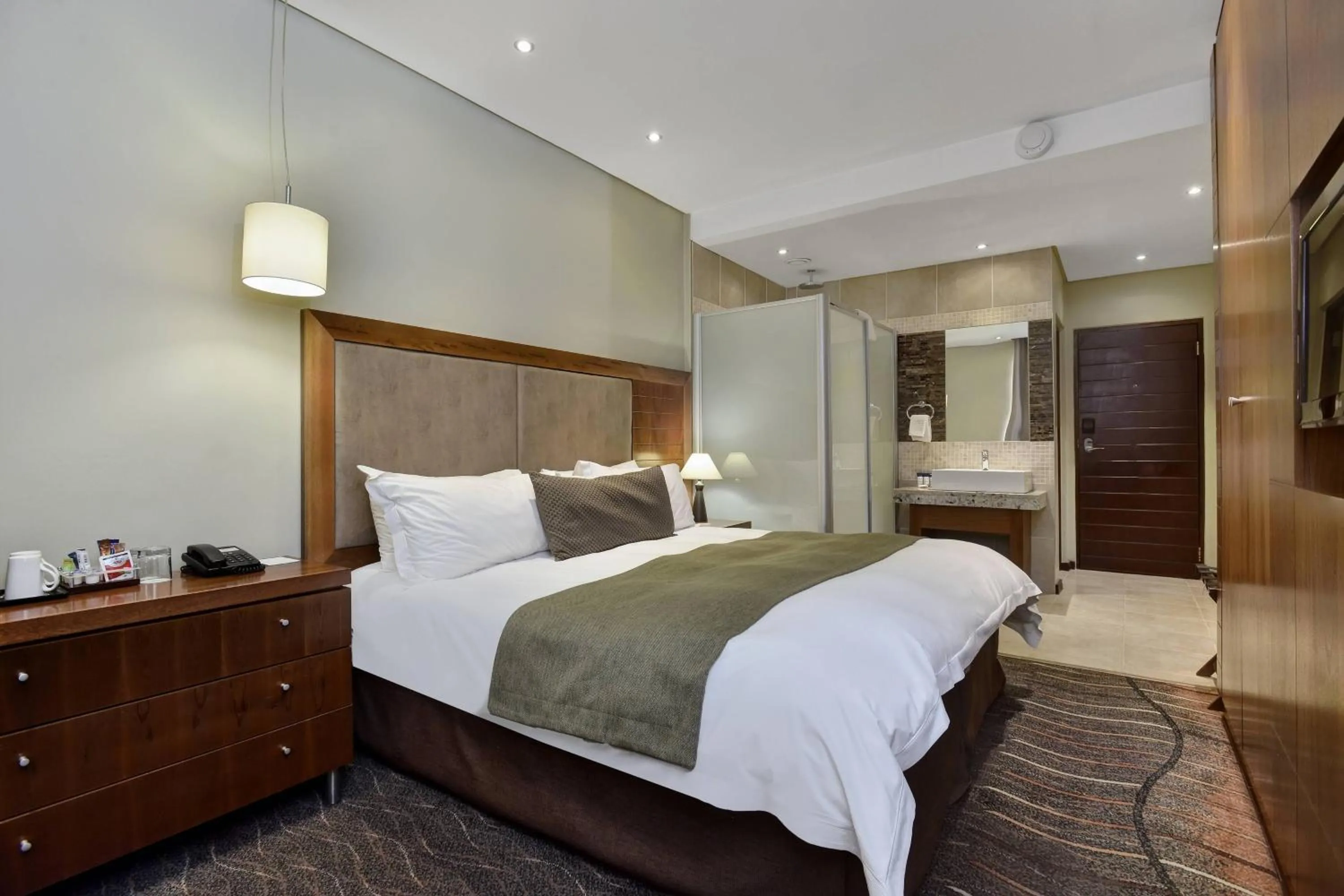 Photo of the whole room, Bed in Protea Hotel by Marriott Clarens