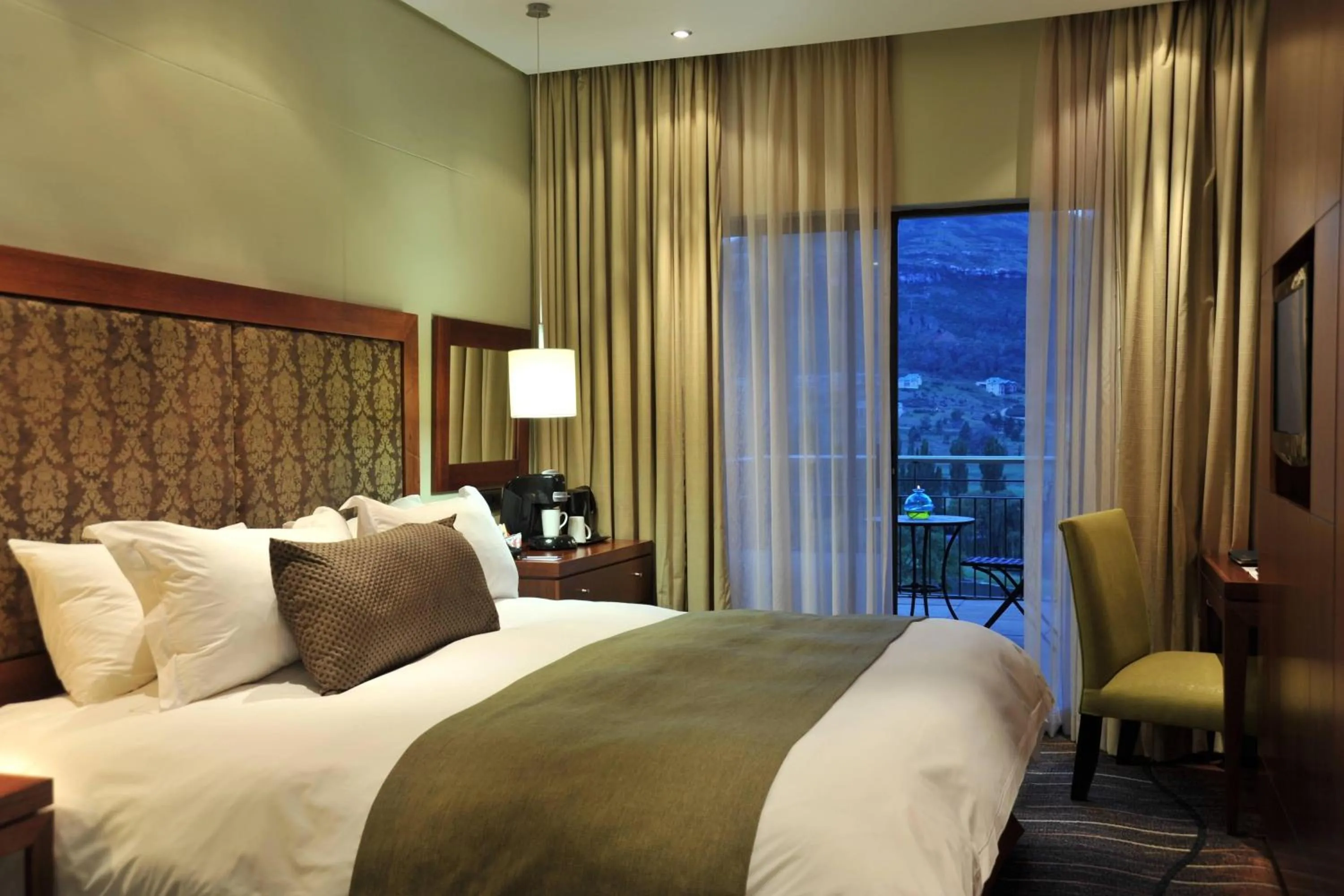 Photo of the whole room, Bed in Protea Hotel by Marriott Clarens