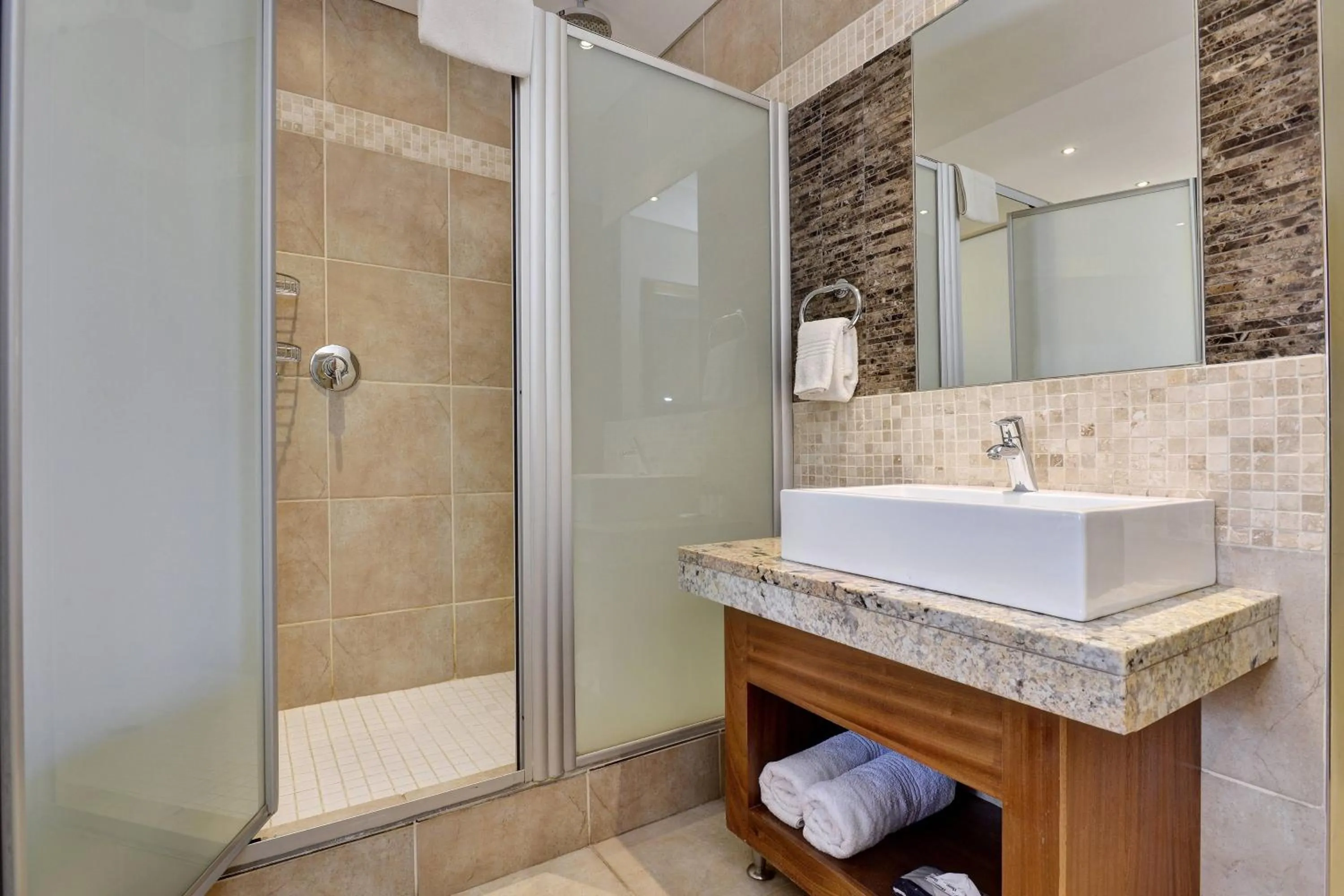 Photo of the whole room in Protea Hotel by Marriott Clarens