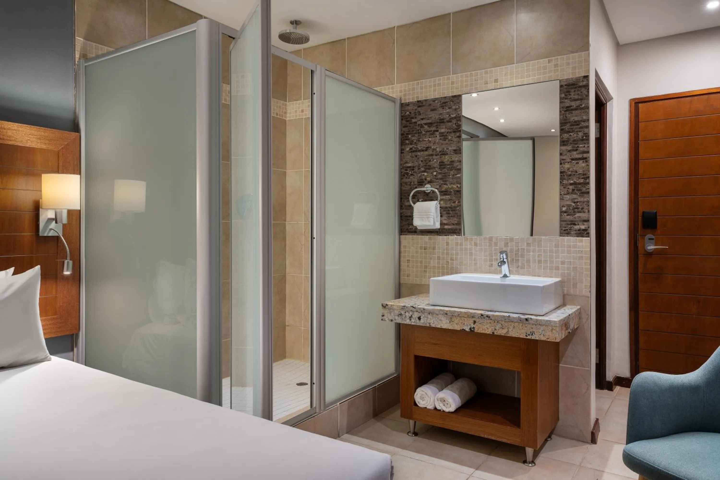 Shower, Bed in Protea Hotel by Marriott Clarens
