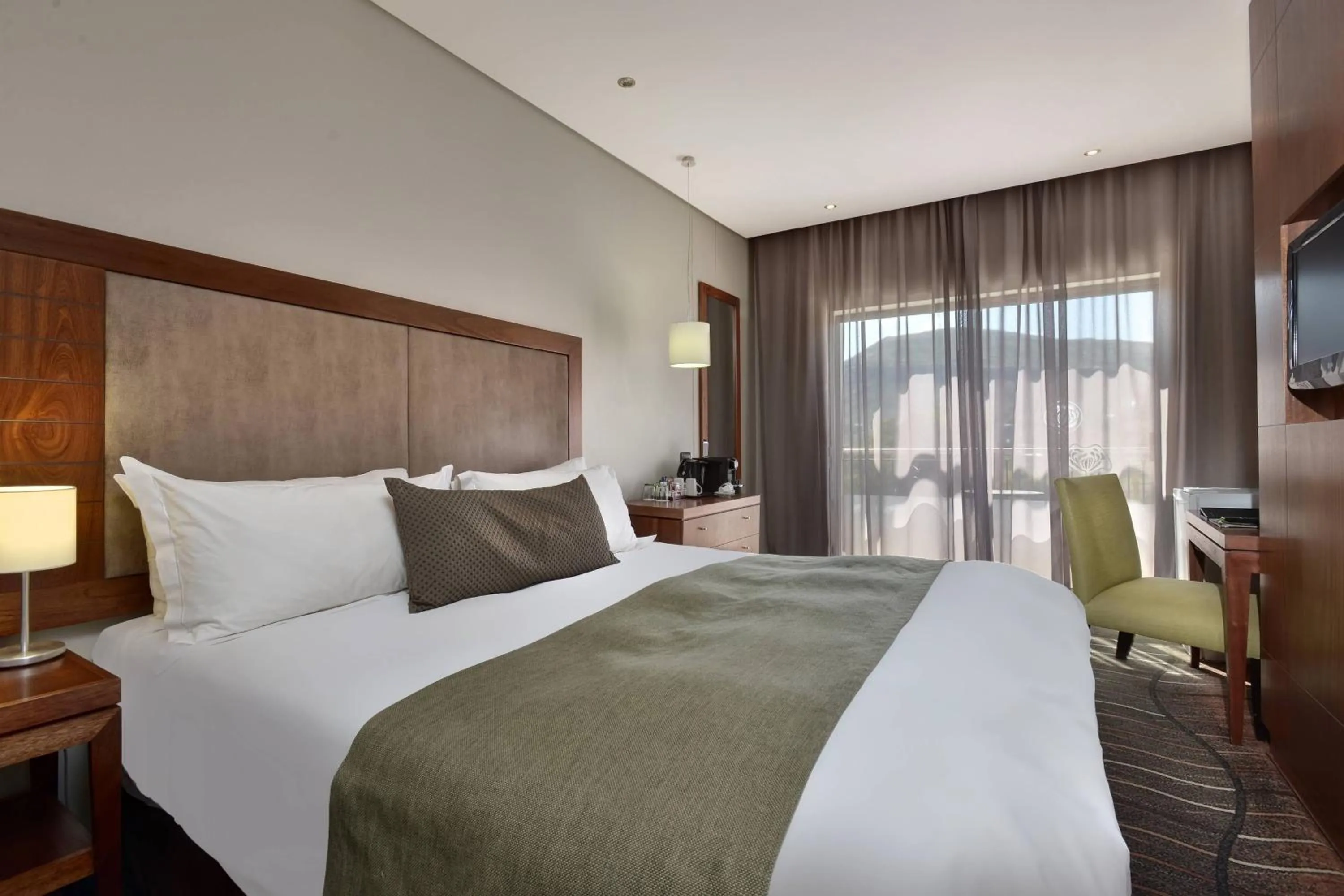 Photo of the whole room, Bed in Protea Hotel by Marriott Clarens