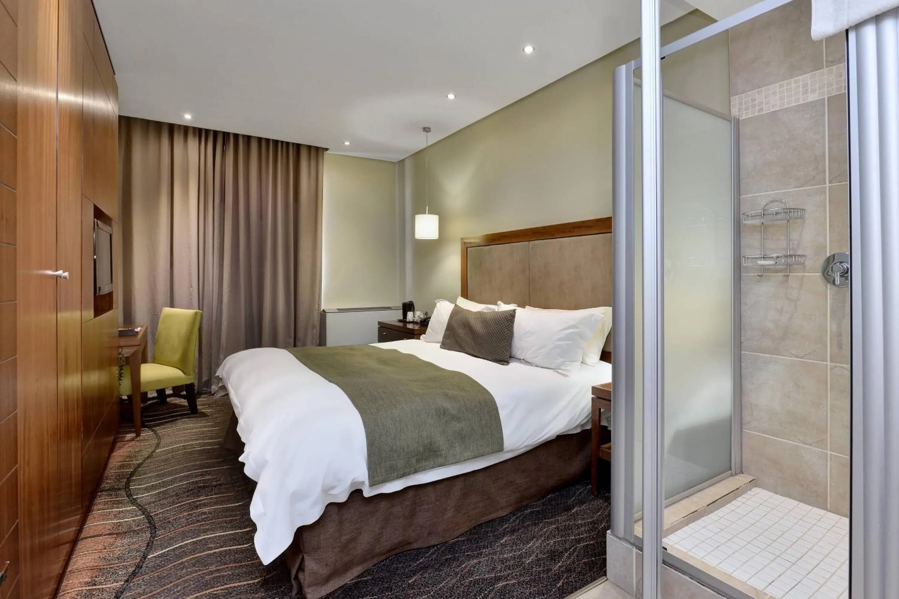 Photo of the whole room, Bed in Protea Hotel by Marriott Clarens