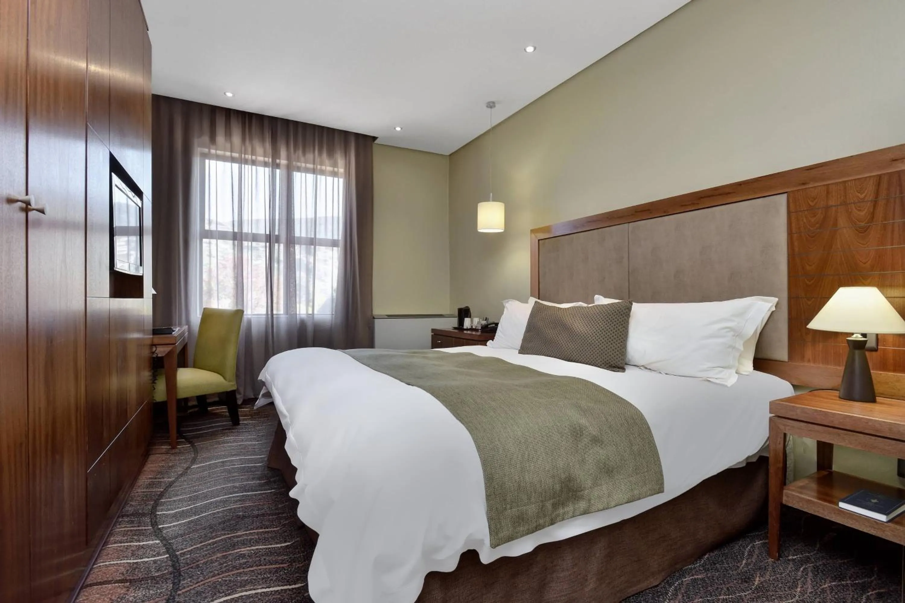 Photo of the whole room, Bed in Protea Hotel by Marriott Clarens