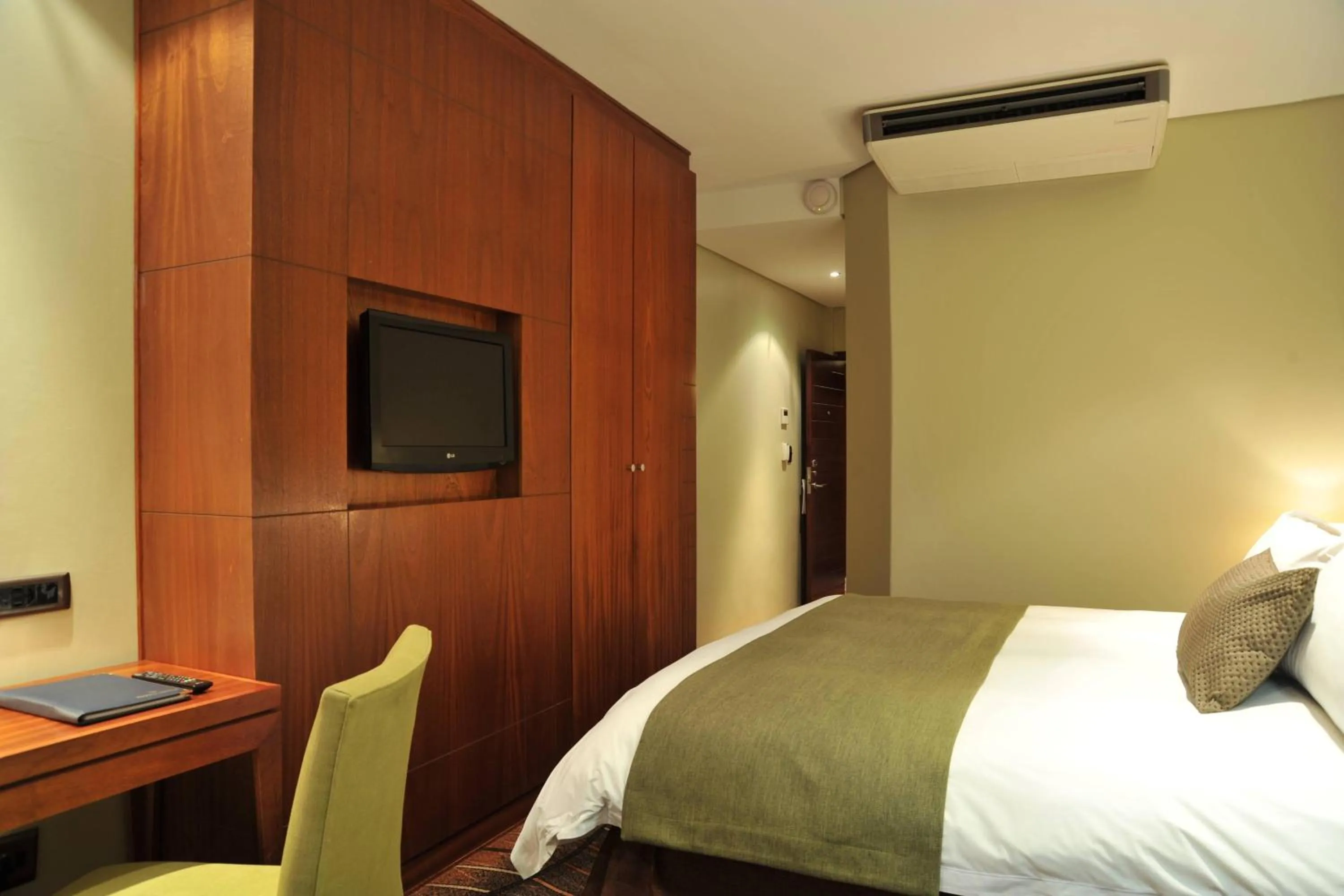 Photo of the whole room, Bed in Protea Hotel by Marriott Clarens