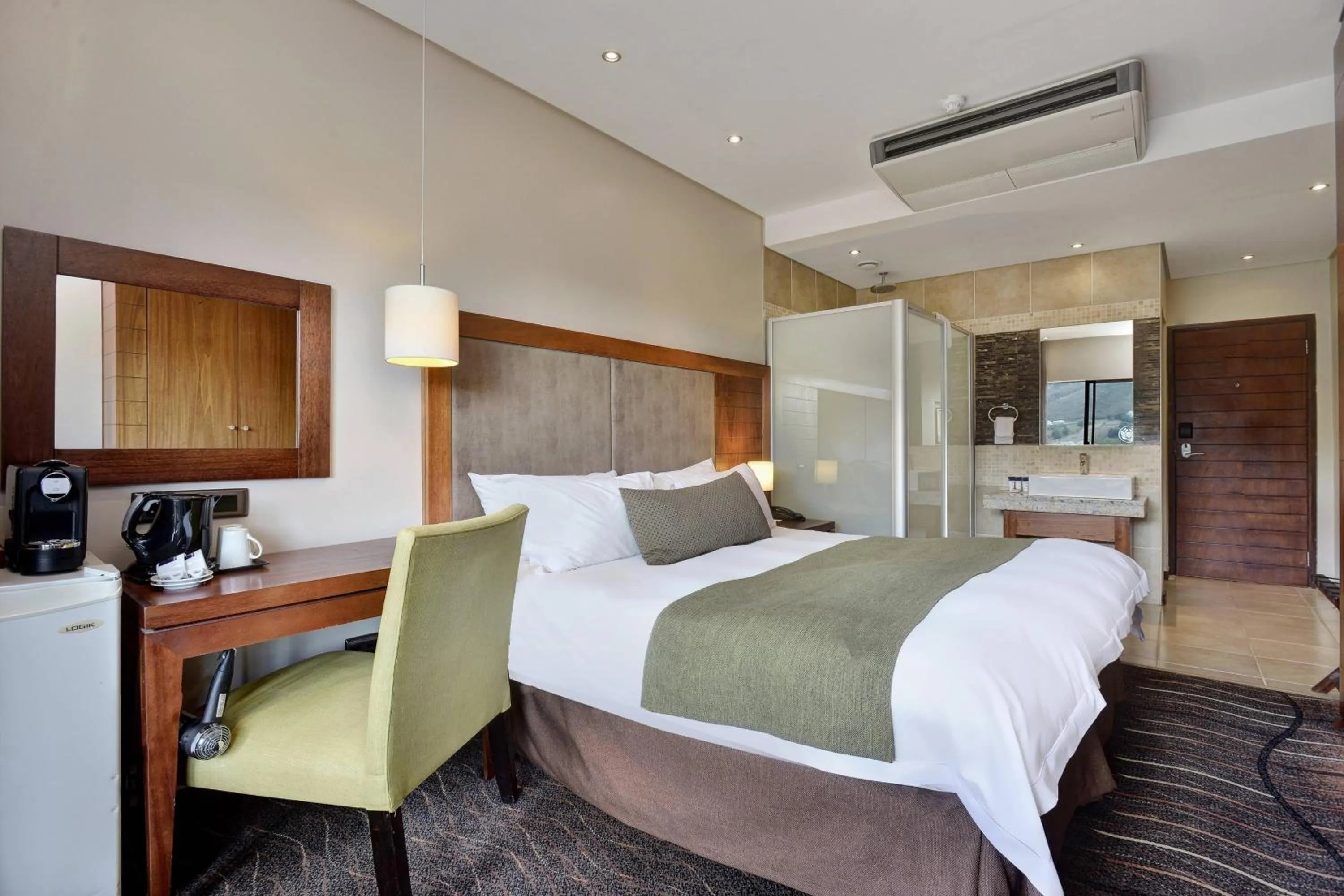 Photo of the whole room, Bed in Protea Hotel by Marriott Clarens