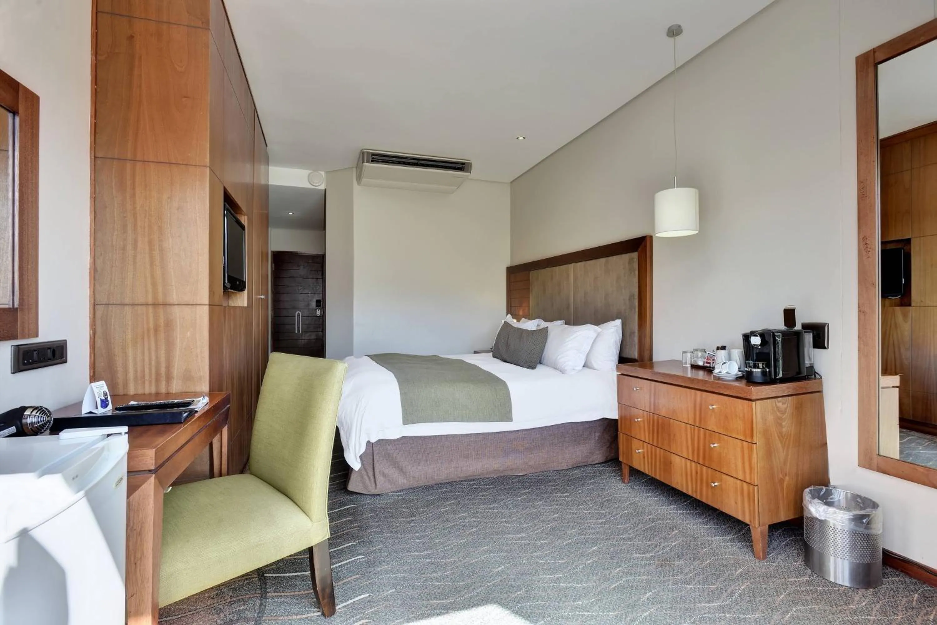 Photo of the whole room, Bed in Protea Hotel by Marriott Clarens