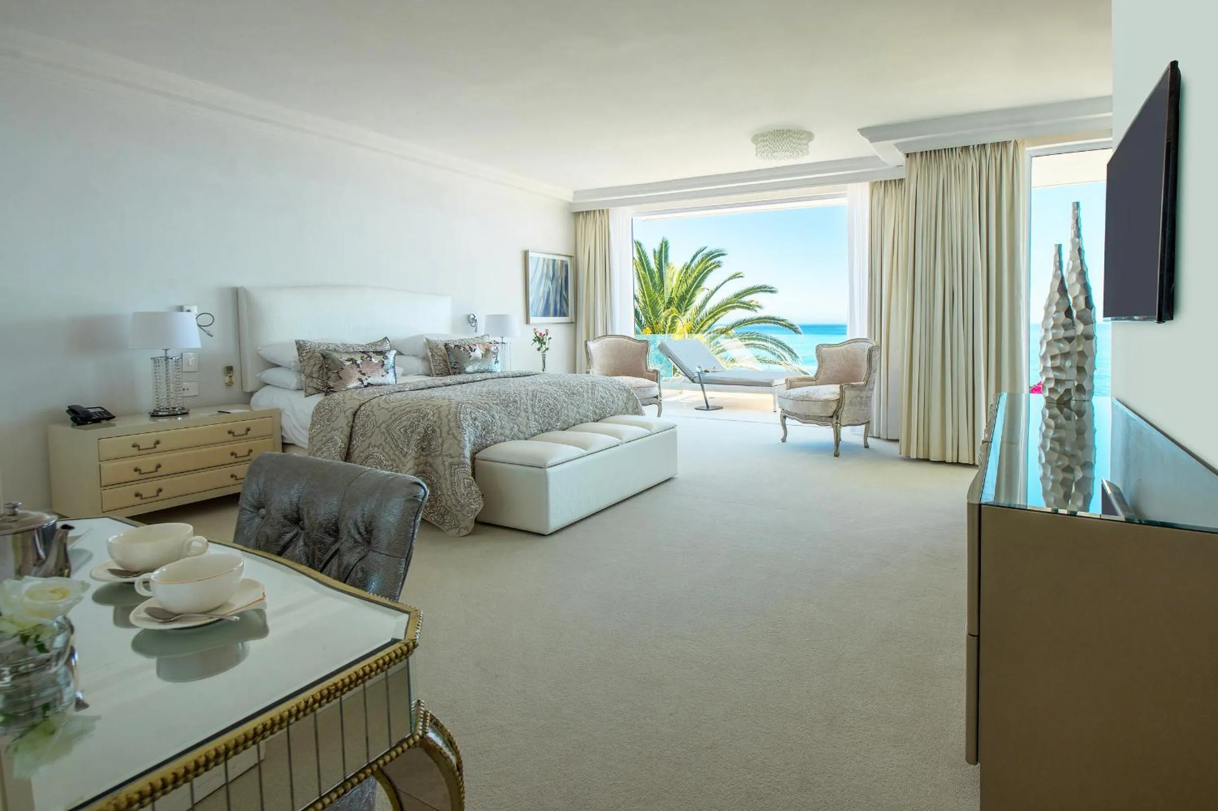 Communal lounge/ TV room, Bed in The Clarendon - Bantry Bay