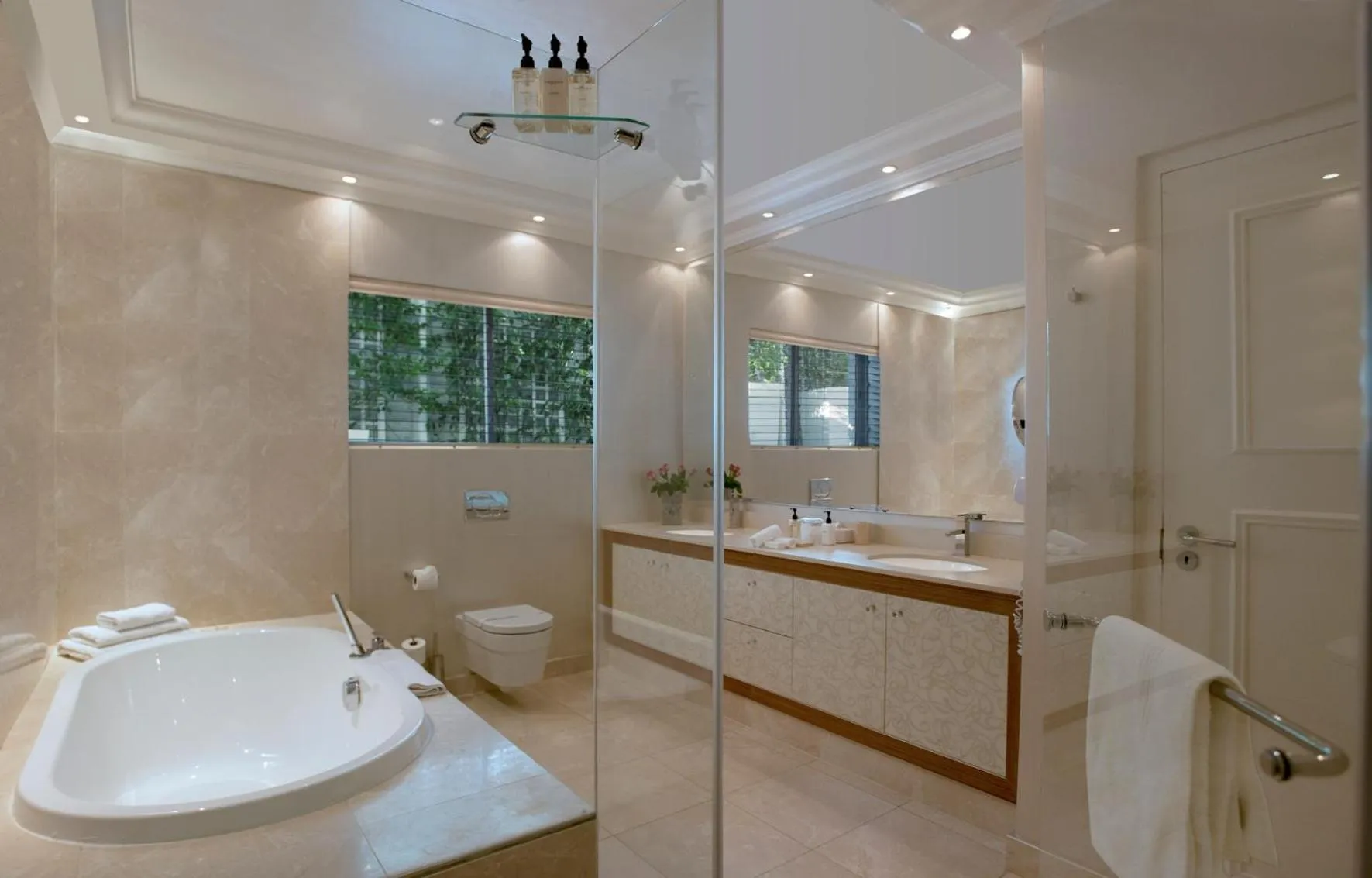 Toilet in The Clarendon - Bantry Bay