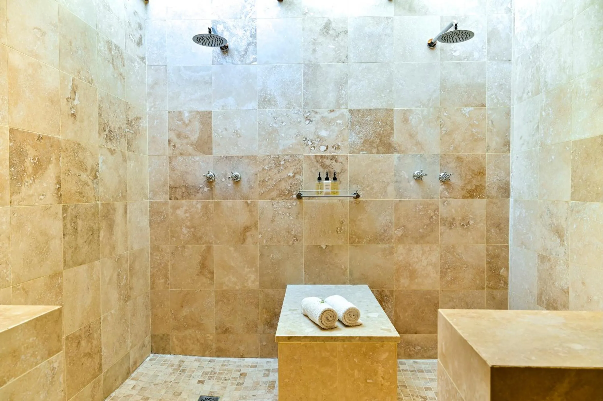 Shower in Woodall Country House and Spa