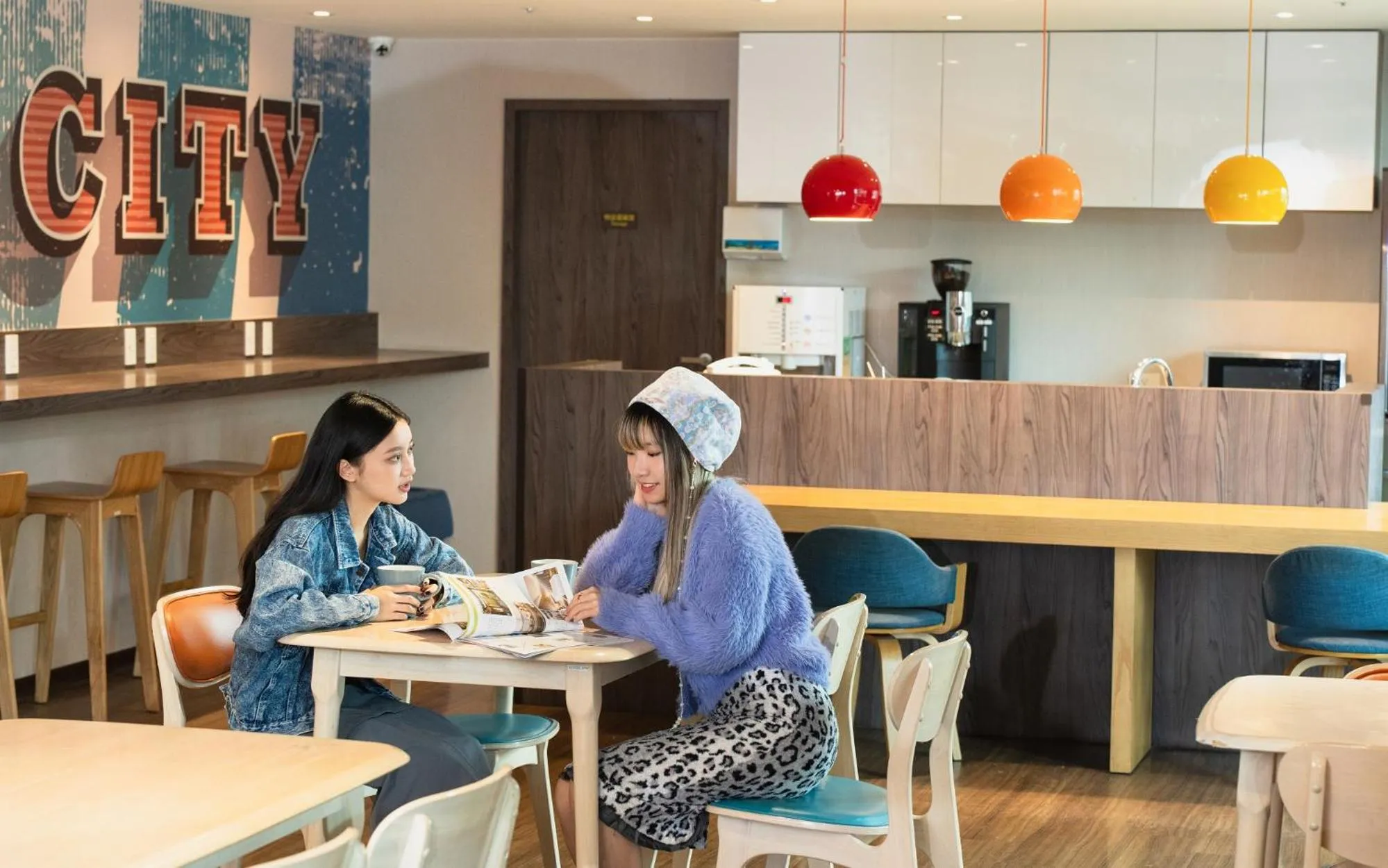 Communal lounge/ TV room in Park City Inn & Hostel