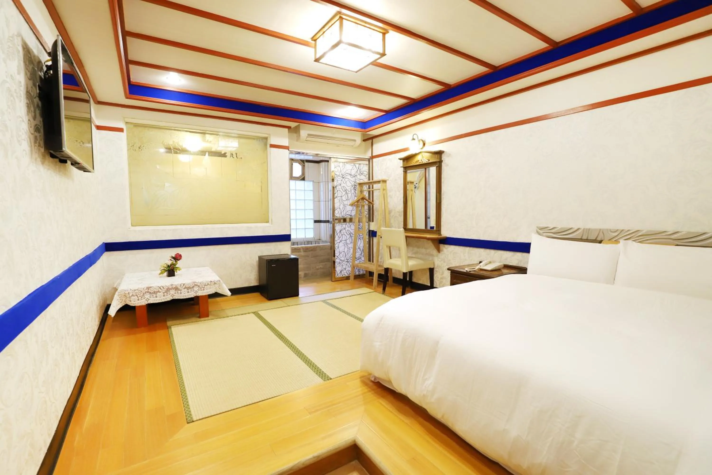 Photo of the whole room, Bed in Phoenix Pavilion Hot Spring Hotel