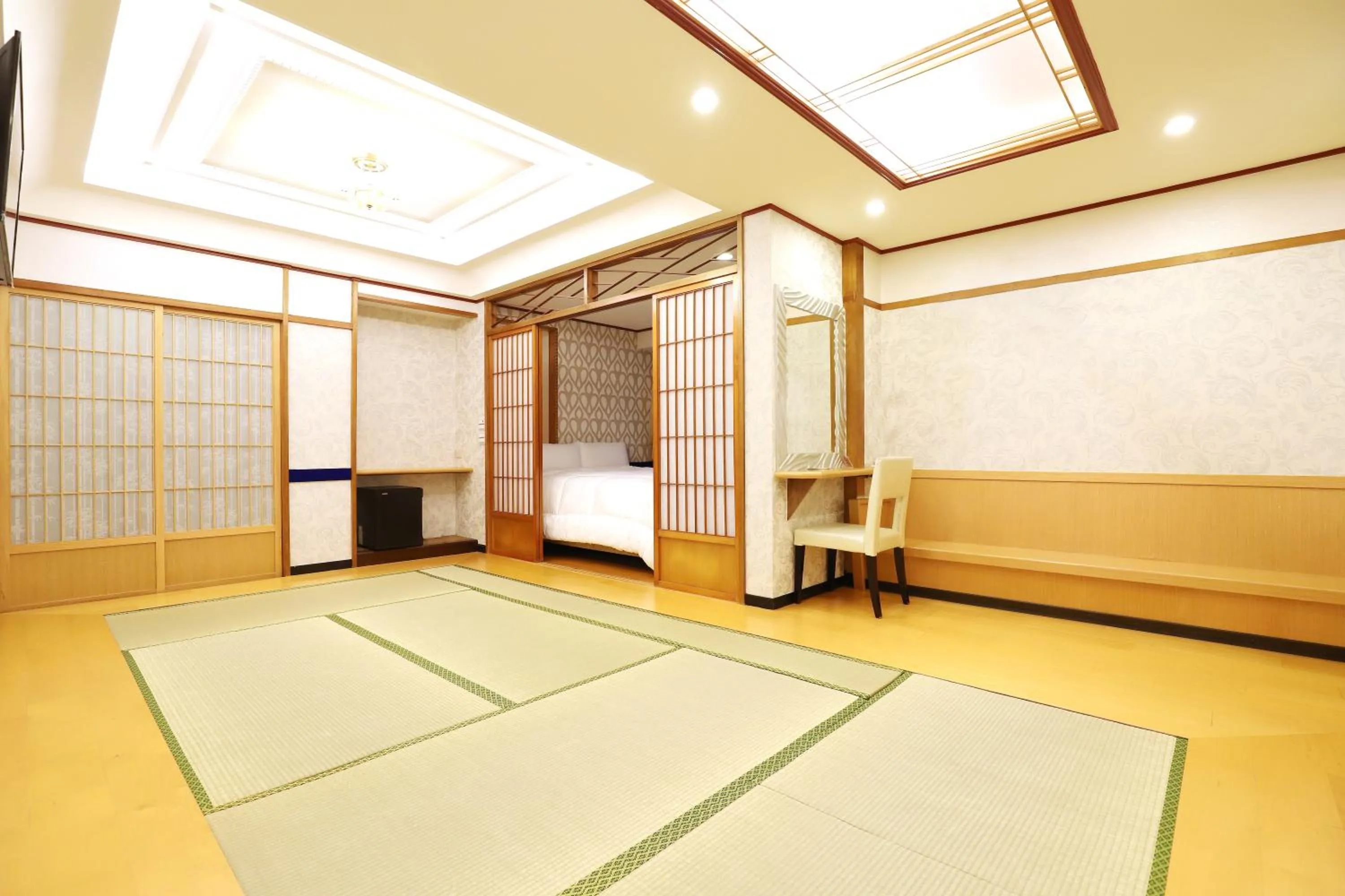 Photo of the whole room, Bed in Phoenix Pavilion Hot Spring Hotel