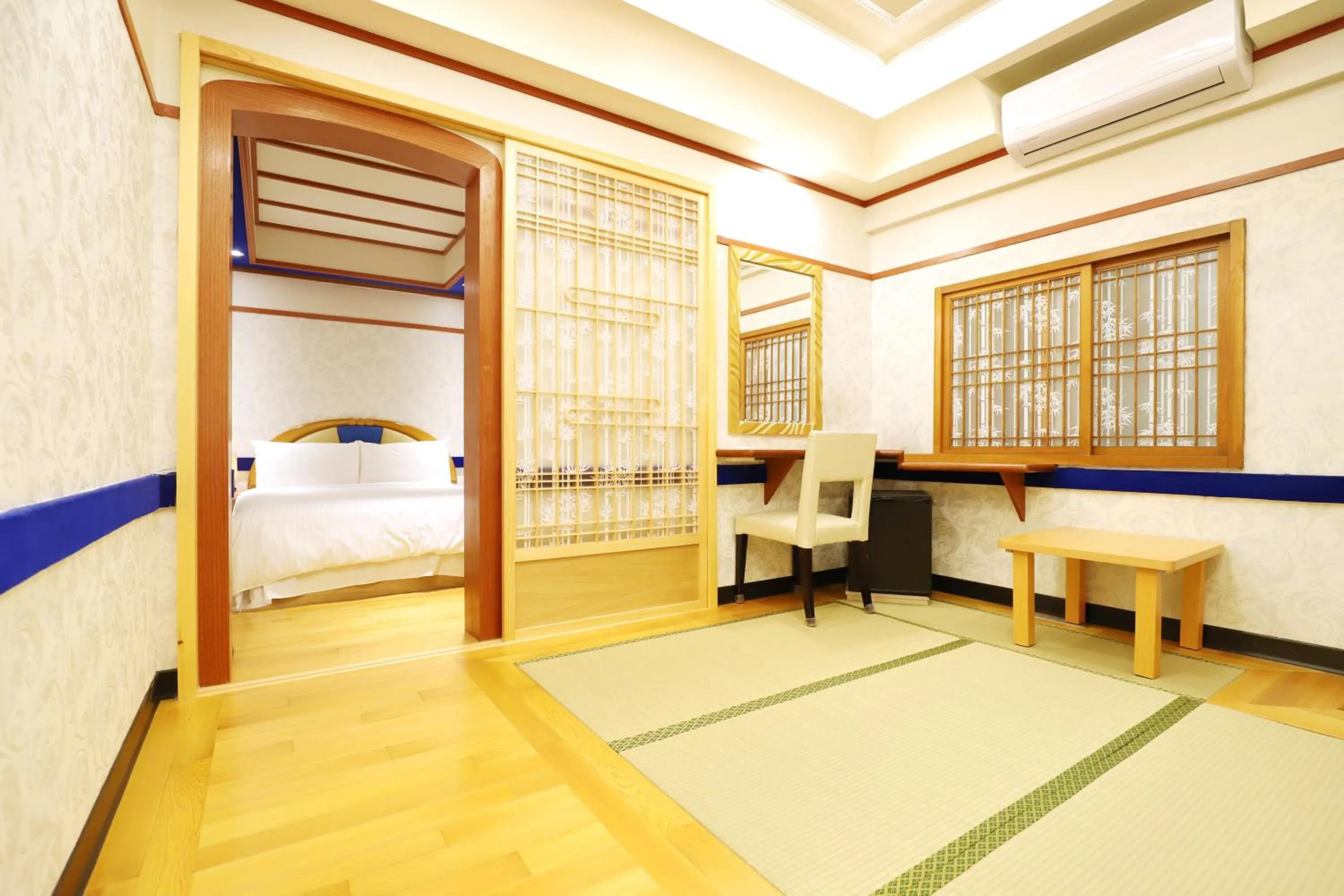 Photo of the whole room, Bed in Phoenix Pavilion Hot Spring Hotel