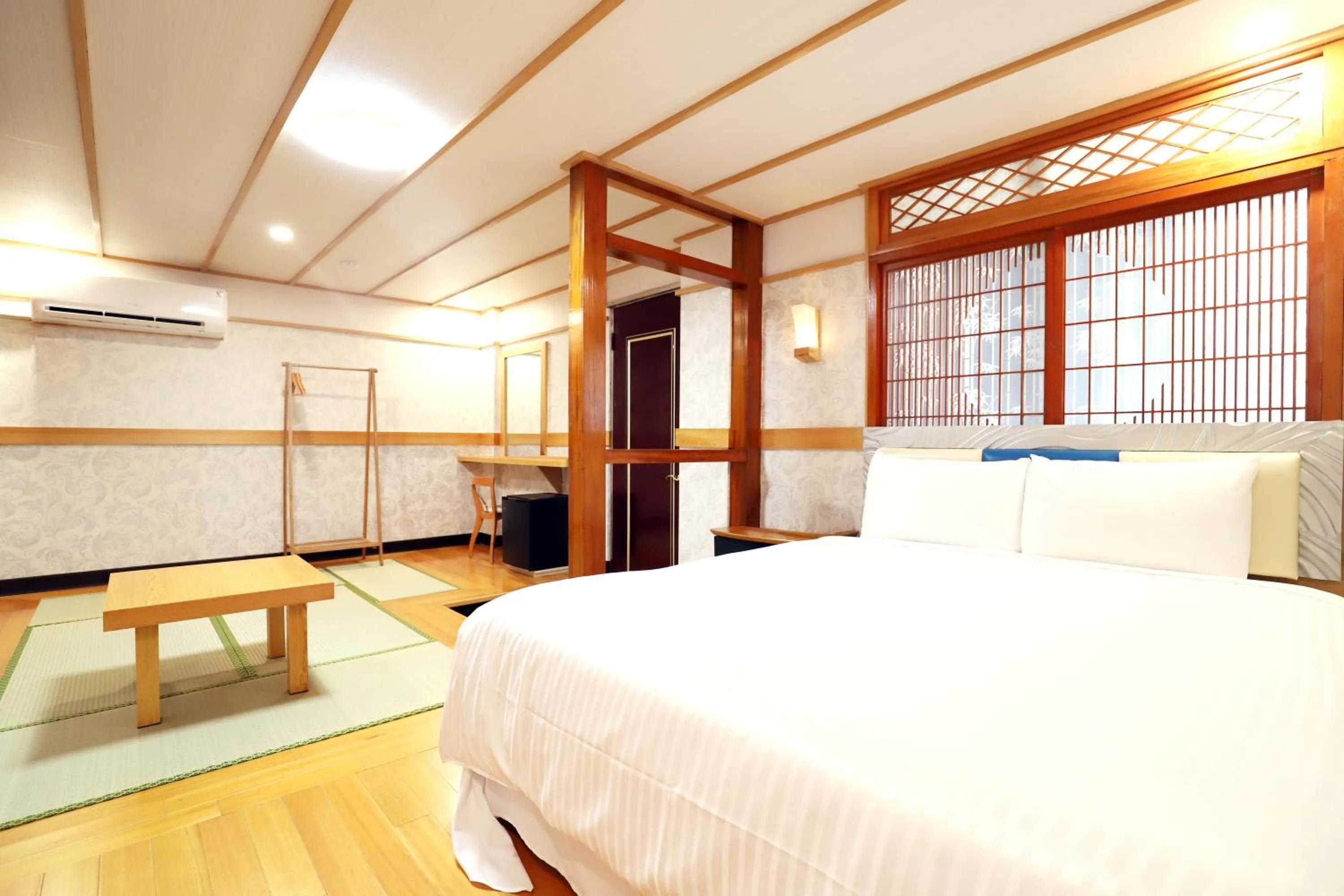 Photo of the whole room, Bed in Phoenix Pavilion Hot Spring Hotel