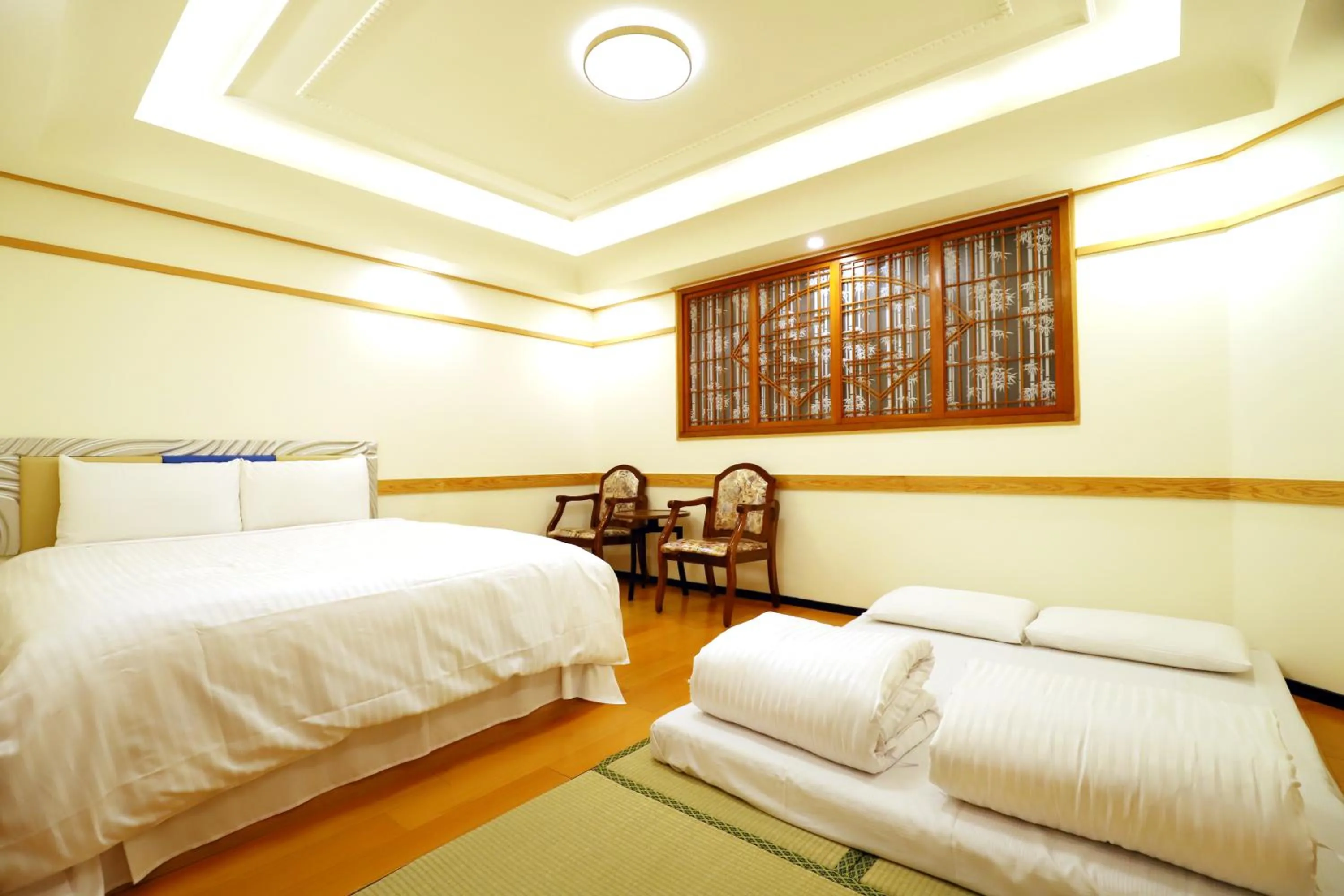 Photo of the whole room, Bed in Phoenix Pavilion Hot Spring Hotel