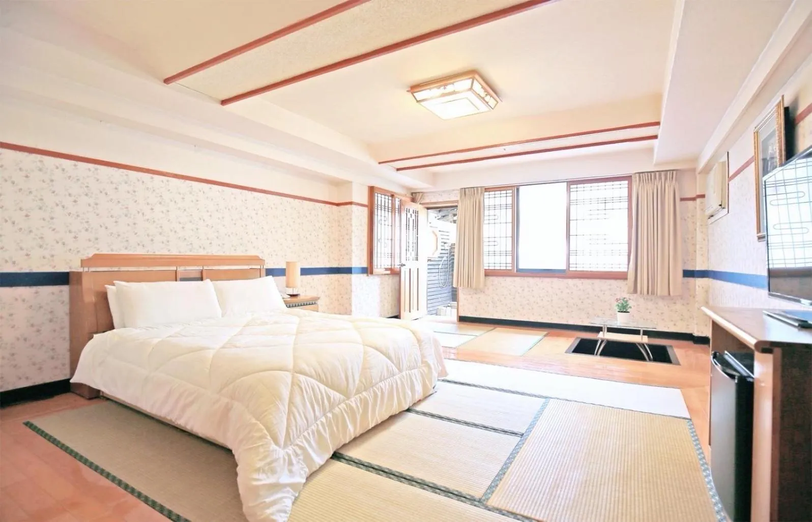 Photo of the whole room, Bed in Phoenix Pavilion Hot Spring Hotel