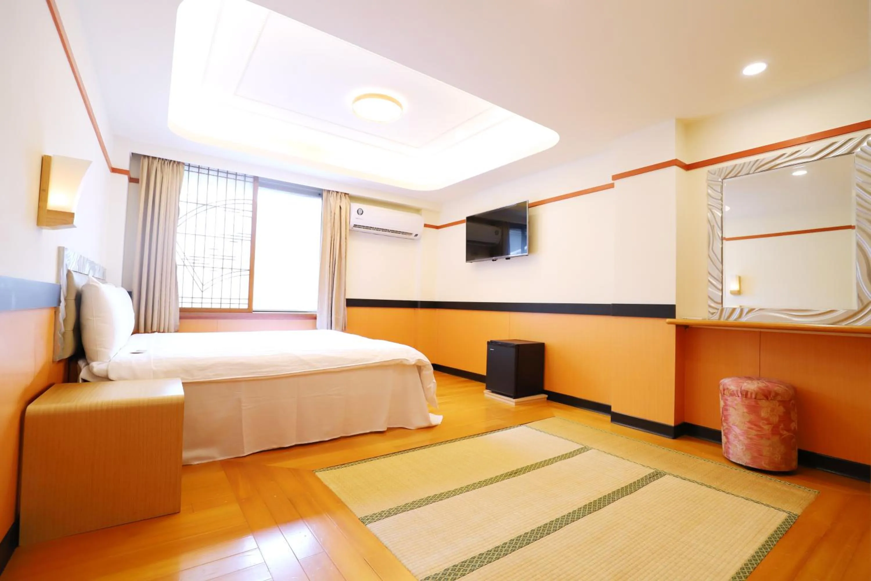 Photo of the whole room, Bed in Phoenix Pavilion Hot Spring Hotel