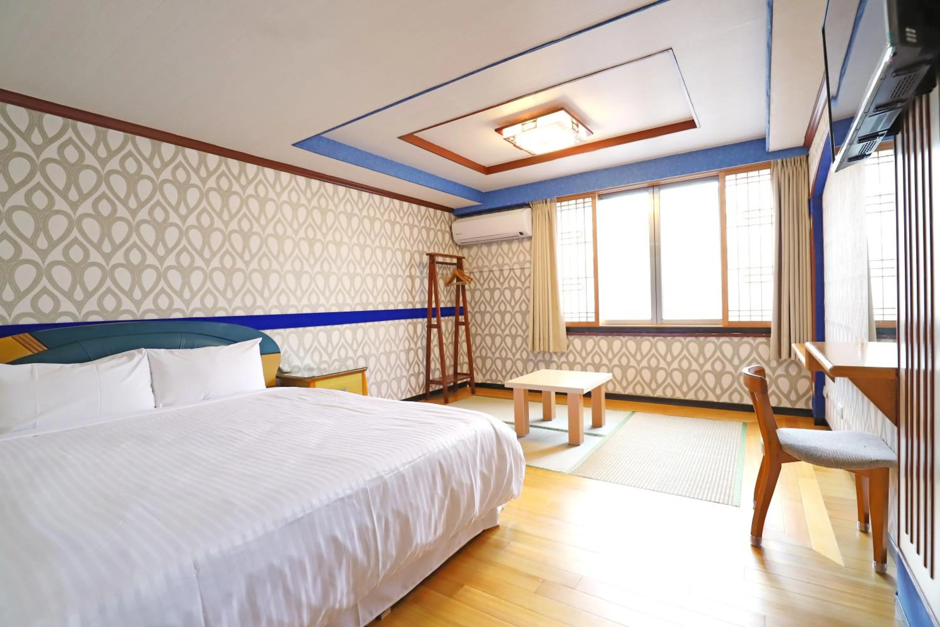 Photo of the whole room, Bed in Phoenix Pavilion Hot Spring Hotel