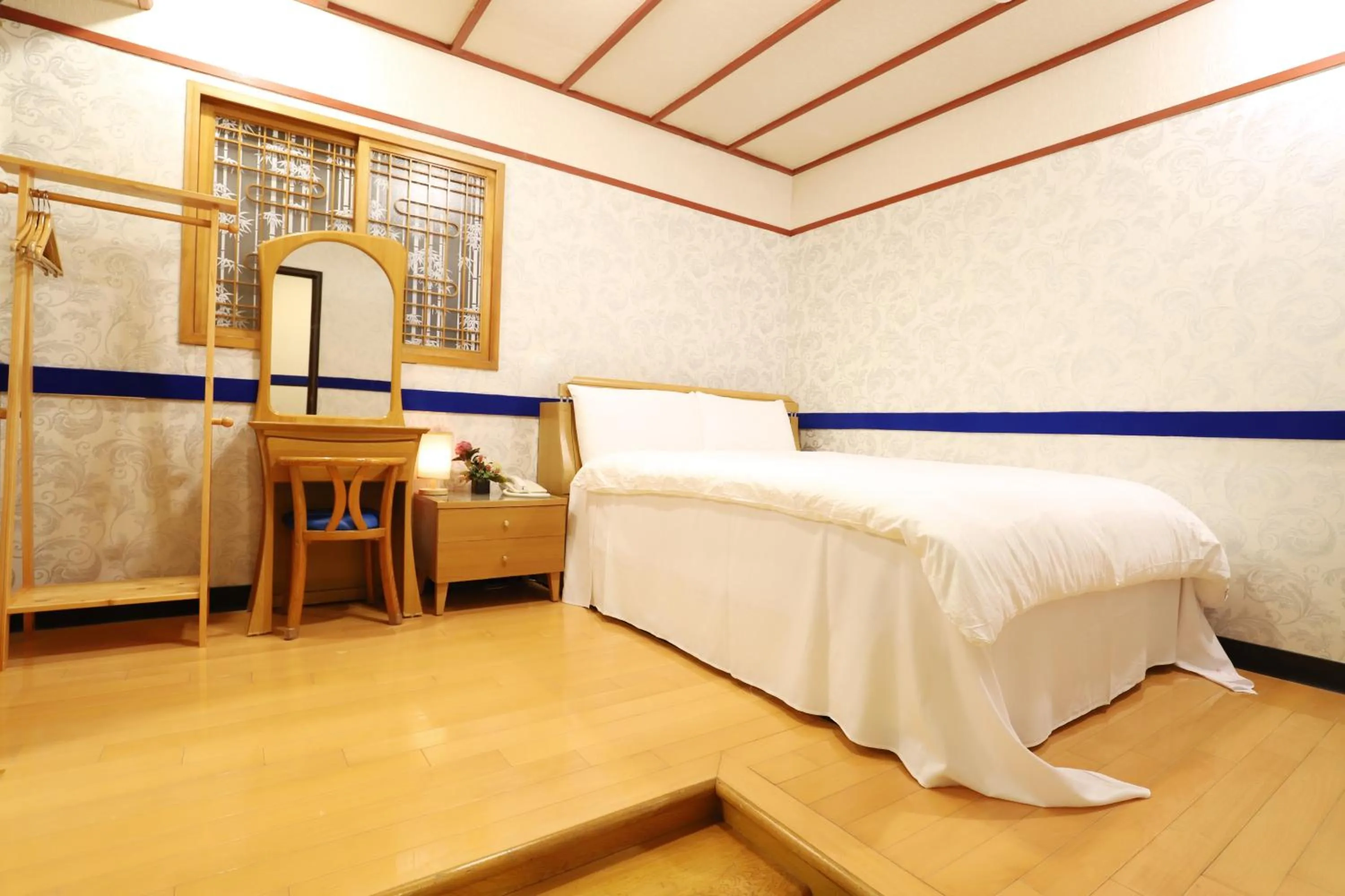 Photo of the whole room, Bed in Phoenix Pavilion Hot Spring Hotel