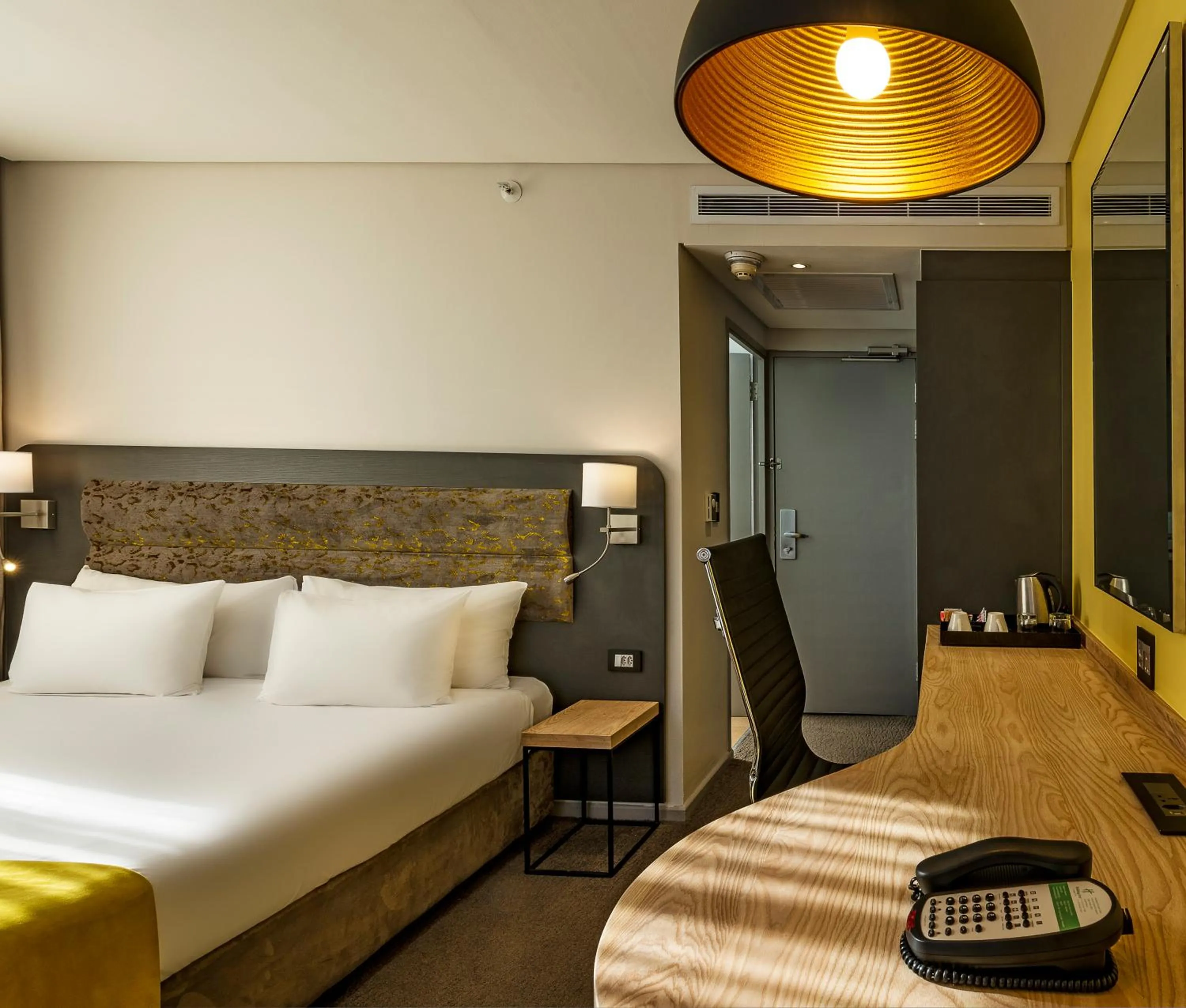 Photo of the whole room, Bed in Cresta Grande Cape Town