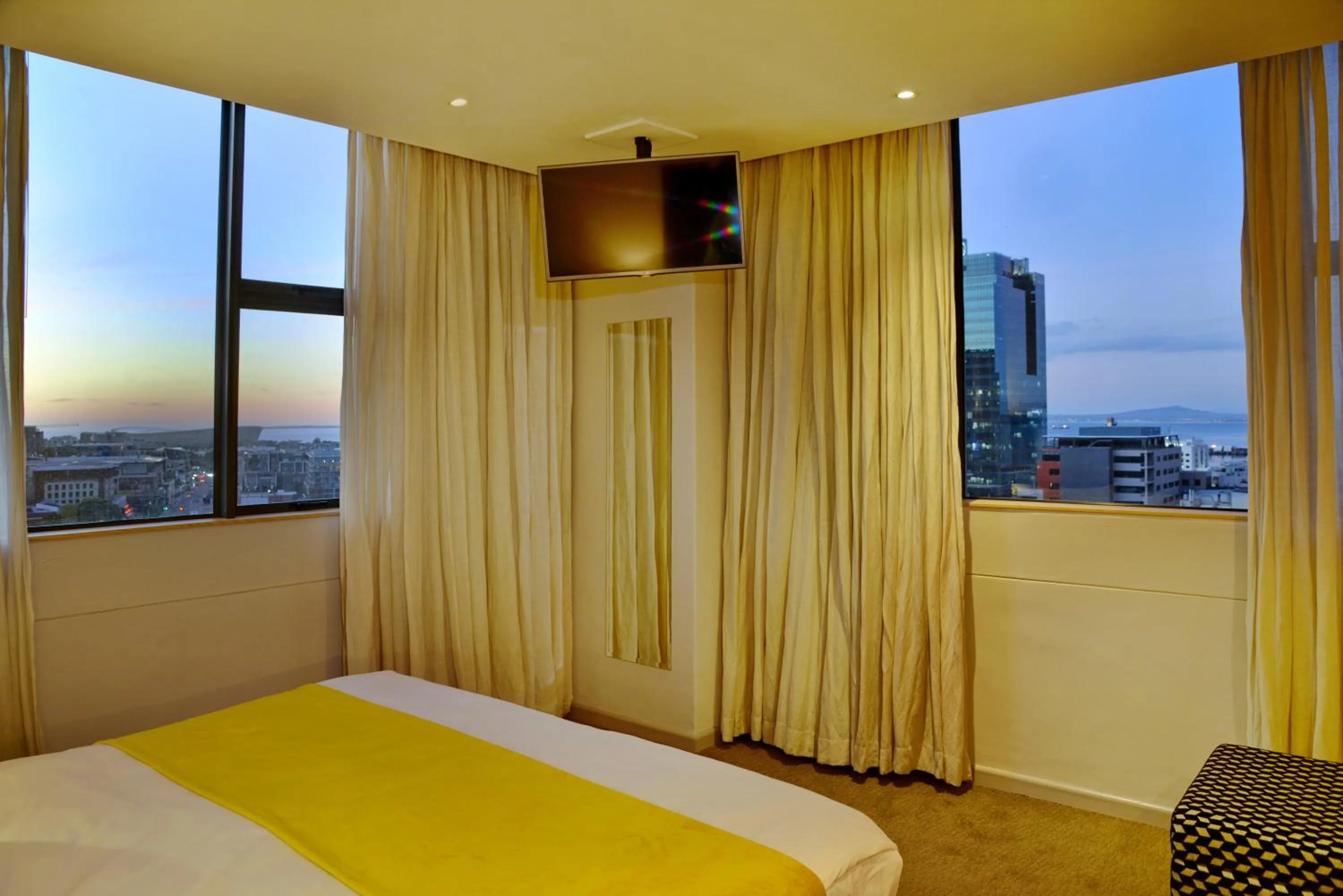 City view, Bed in Cresta Grande Cape Town