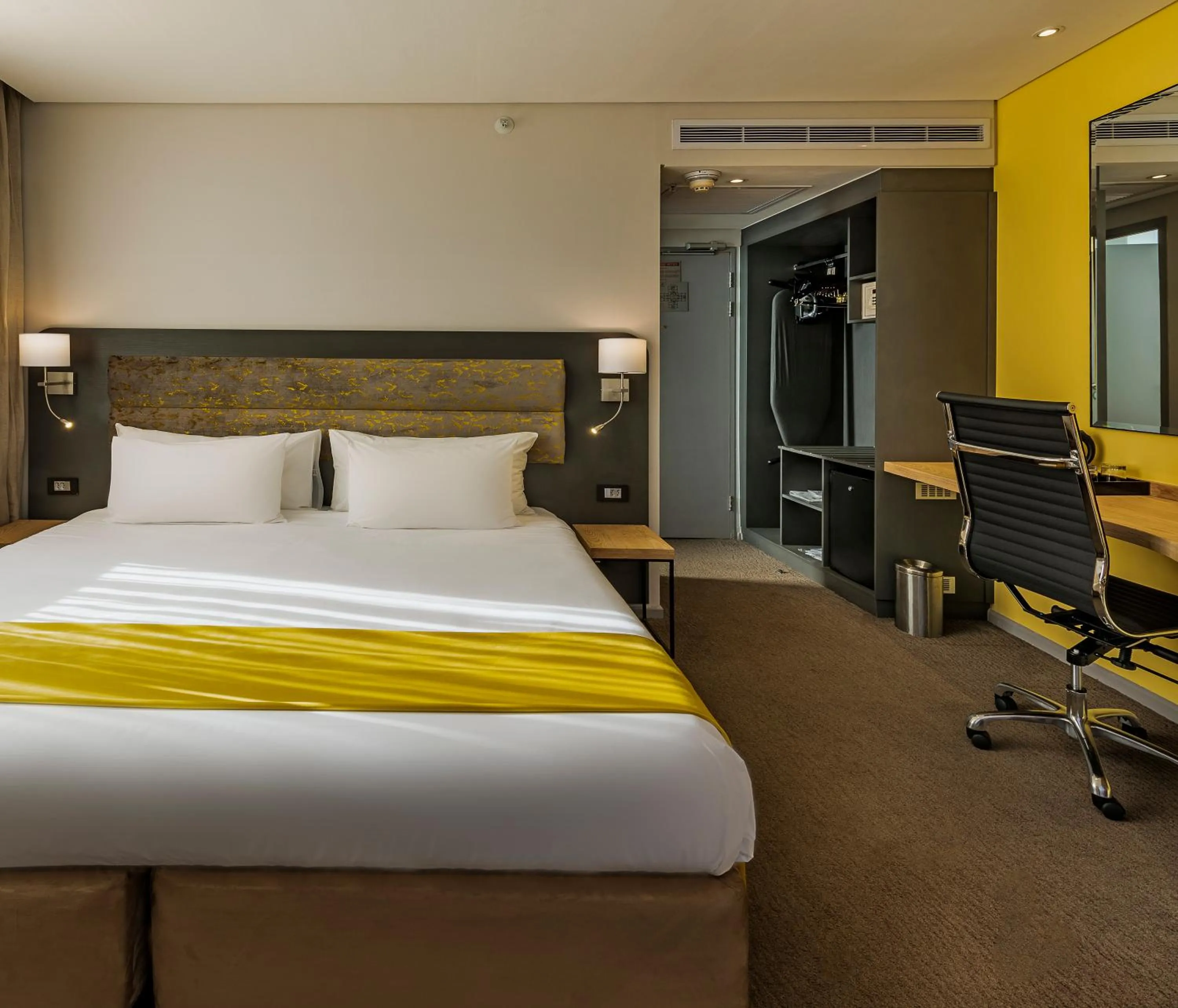 Photo of the whole room, Bed in Cresta Grande Cape Town