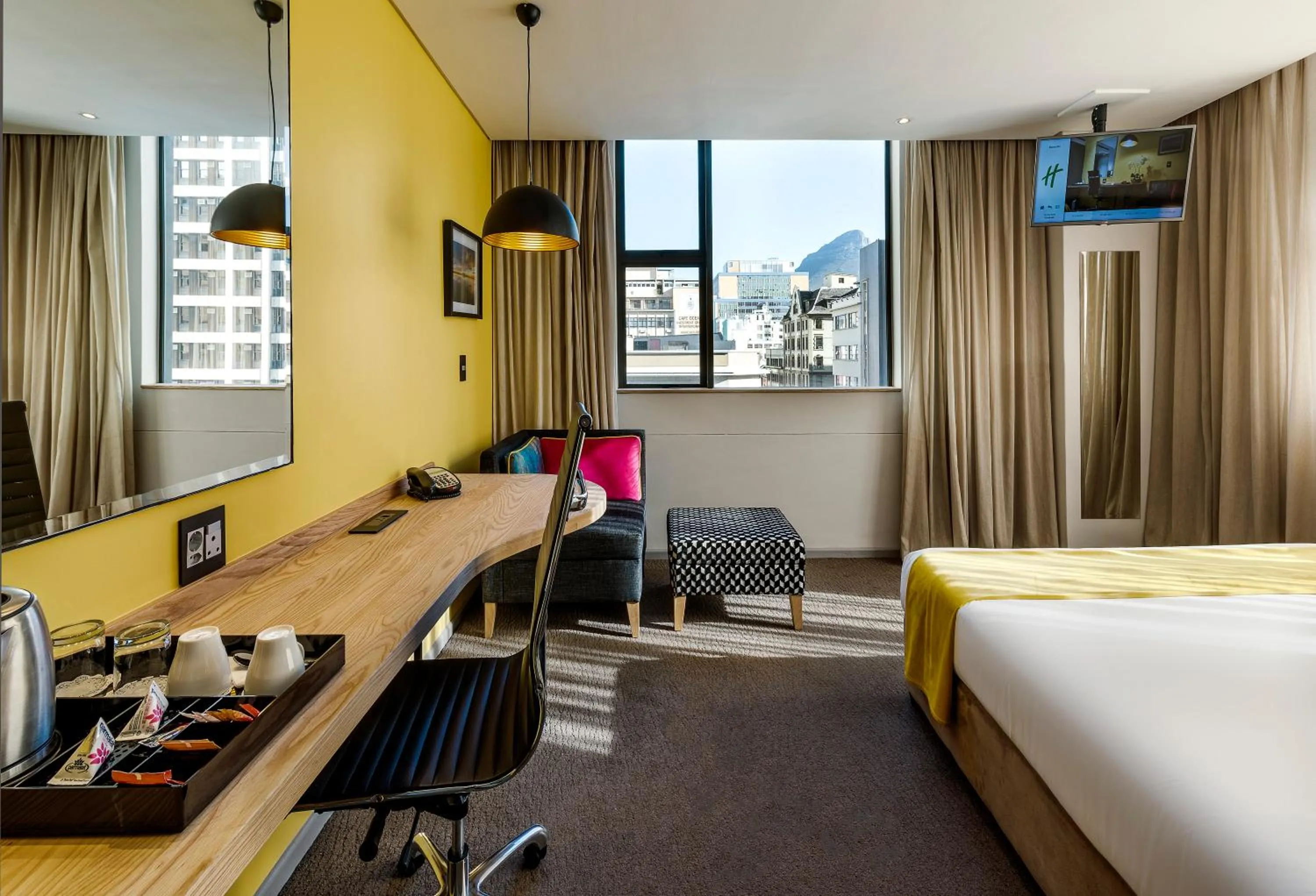 Photo of the whole room, Bed in Cresta Grande Cape Town