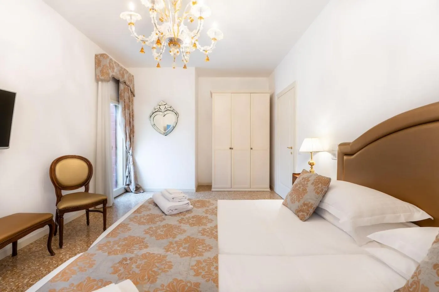 Photo of the whole room, Bed in San Teodoro Palace - Luxury Apartments